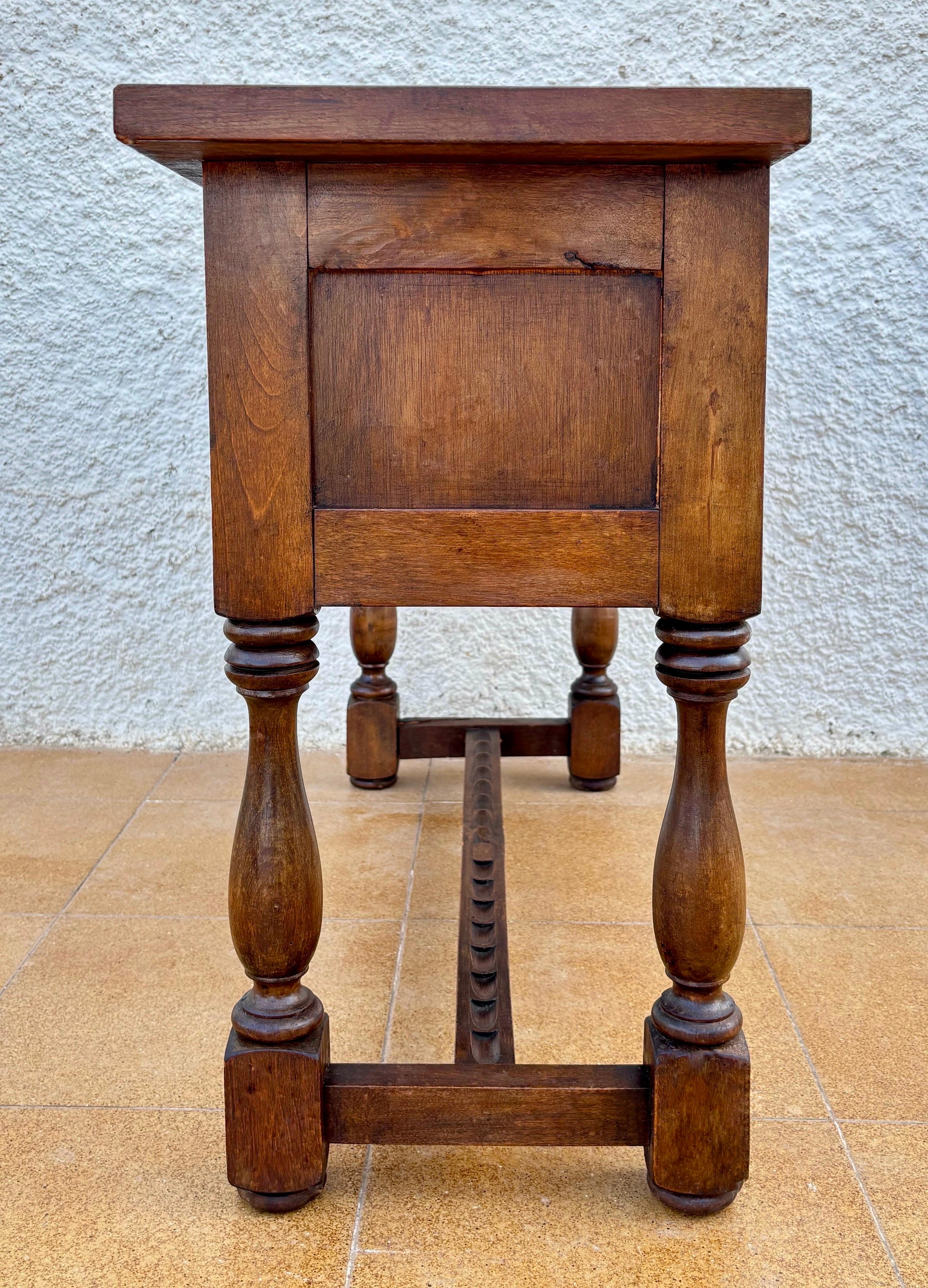 Carved Spanish Console in Renaissance Style, Early 20th Century Tallado a mano en venta