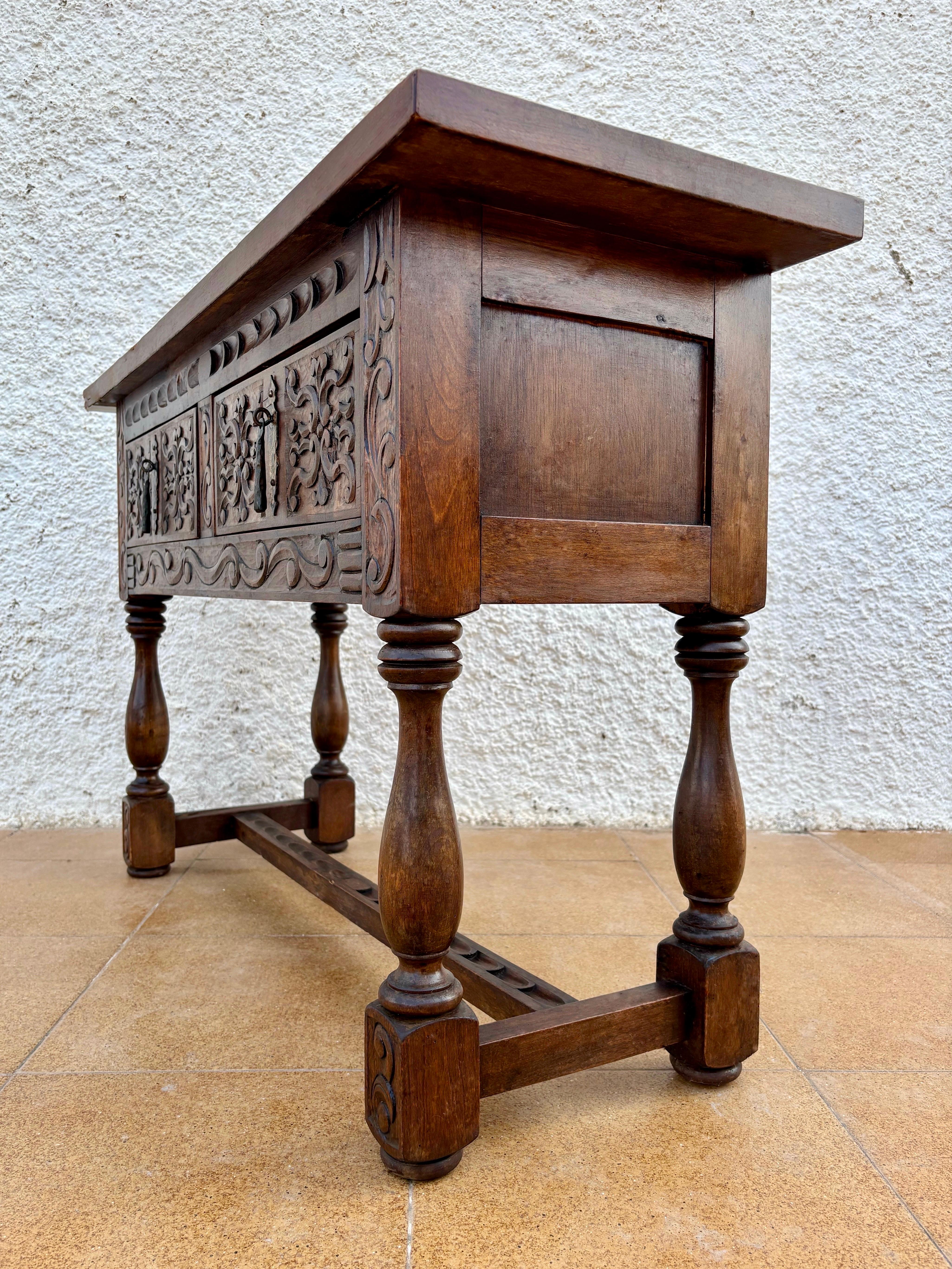 Carved Spanish Console in Renaissance Style, Early 20th Century Hierro forjado en venta