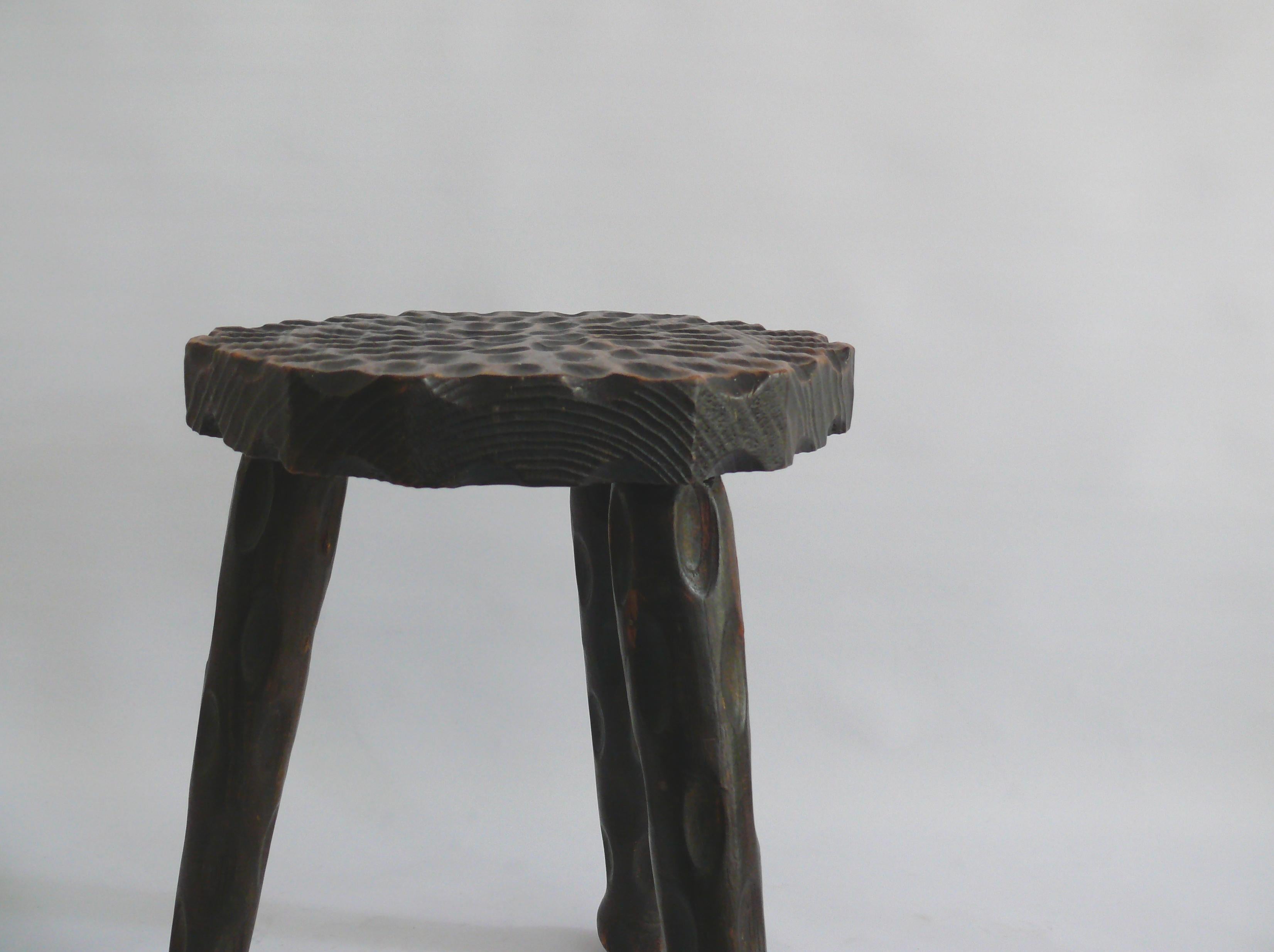 Spagnolo Sgabello spagnolo in legno intagliato, metà del XX secolo in vendita