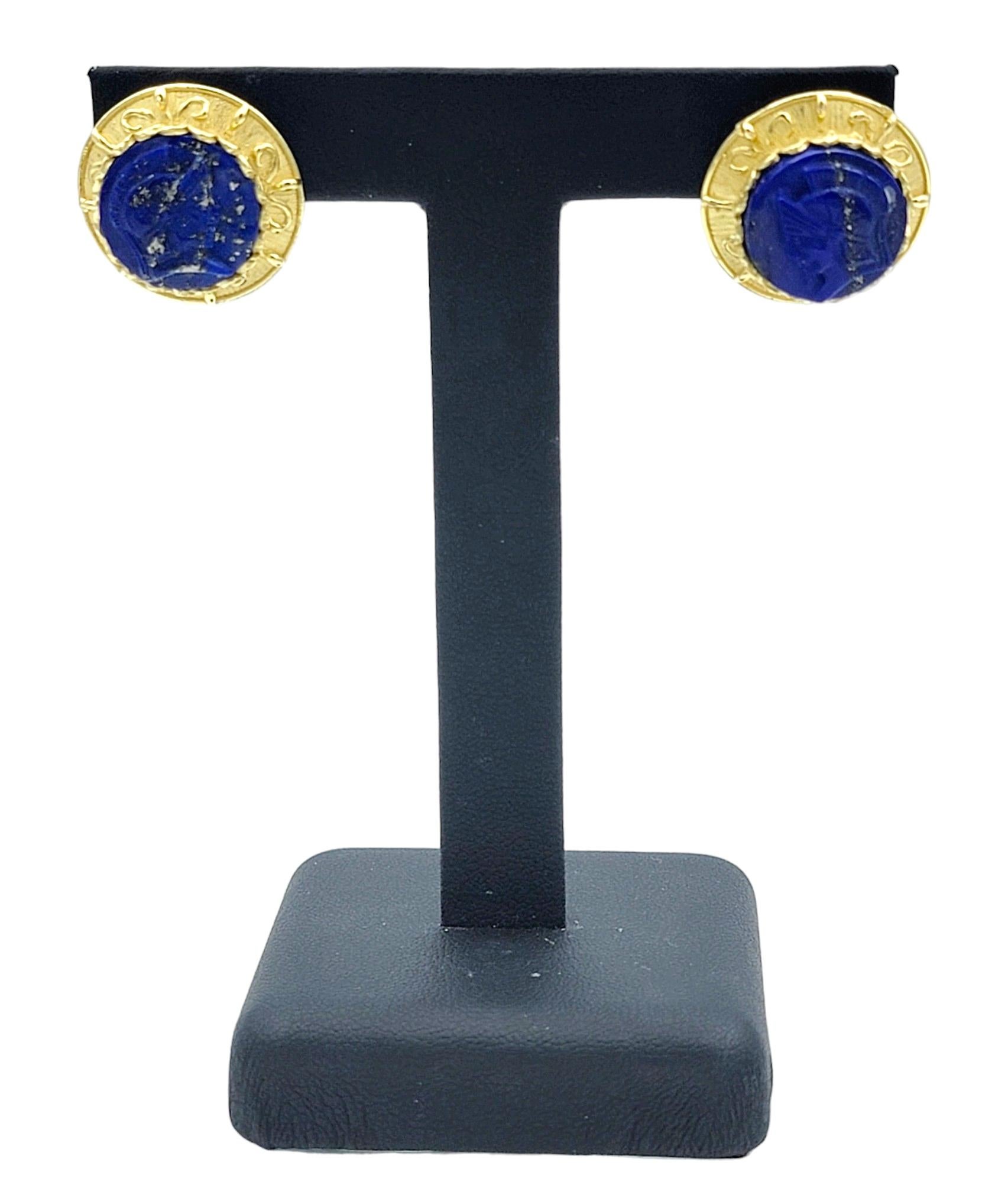 Carved Spartan Blue Lapis Lazuli Round Stud Earrings Set in 18 Karat Yellow Gold For Sale 1
