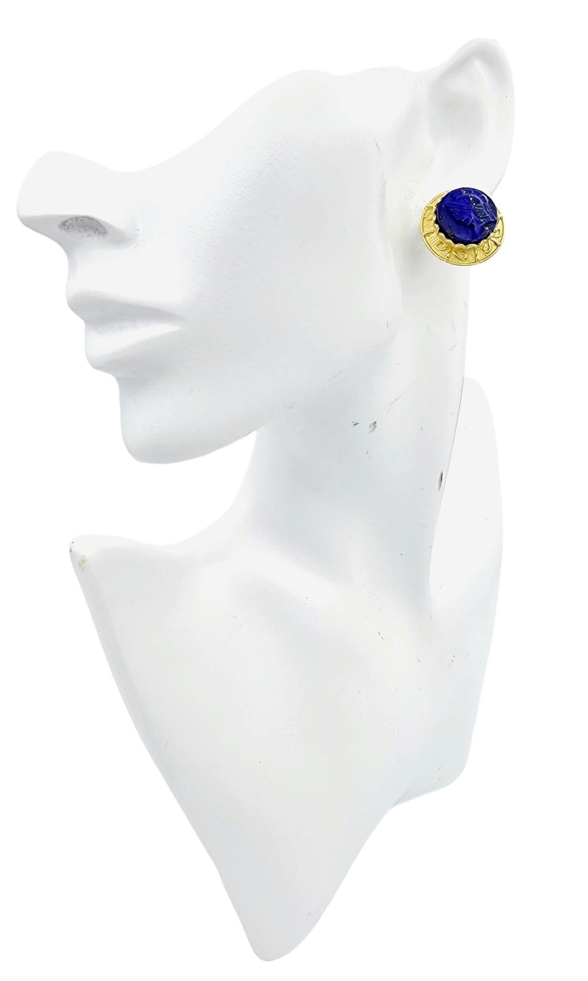 Carved Spartan Blue Lapis Lazuli Round Stud Earrings Set in 18 Karat Yellow Gold For Sale 2