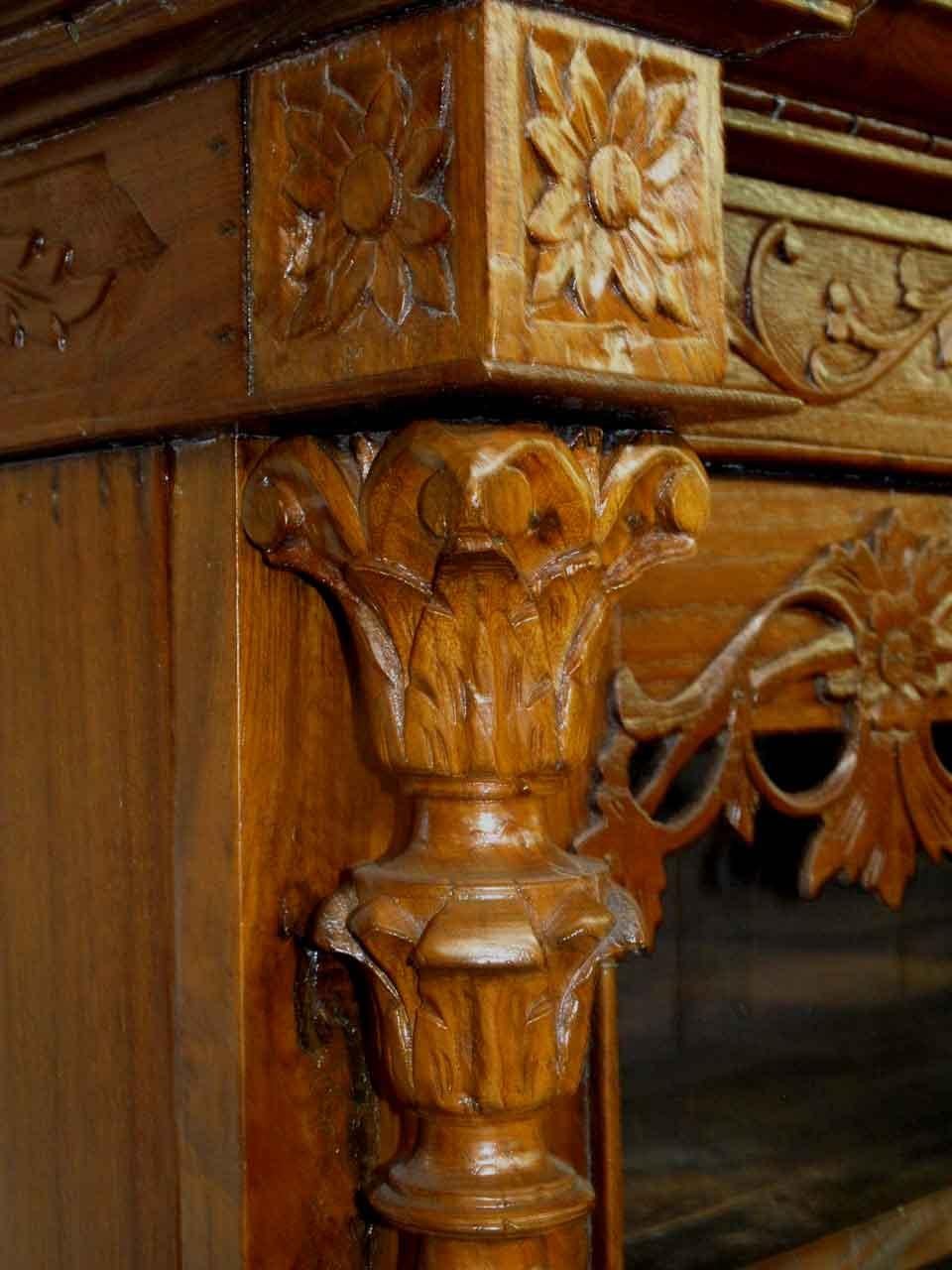 Credenza con anta in vetro intagliata a spirale 6