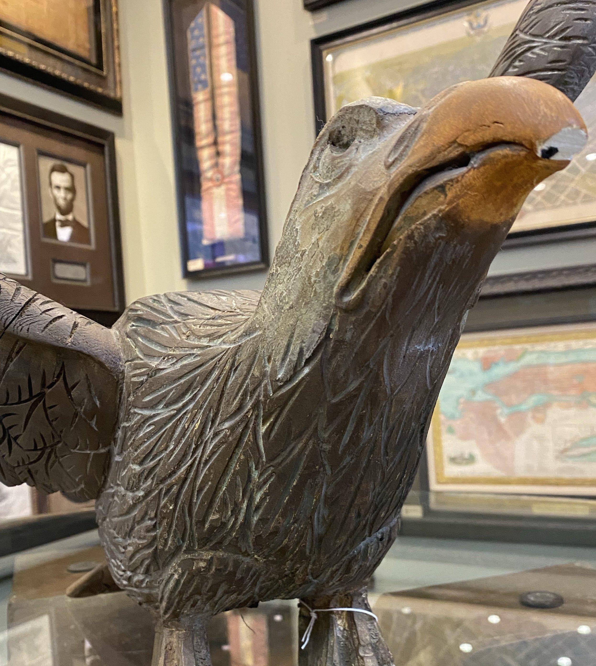 Aigle à ailes déployées sculpté Bon état - En vente à Colorado Springs, CO