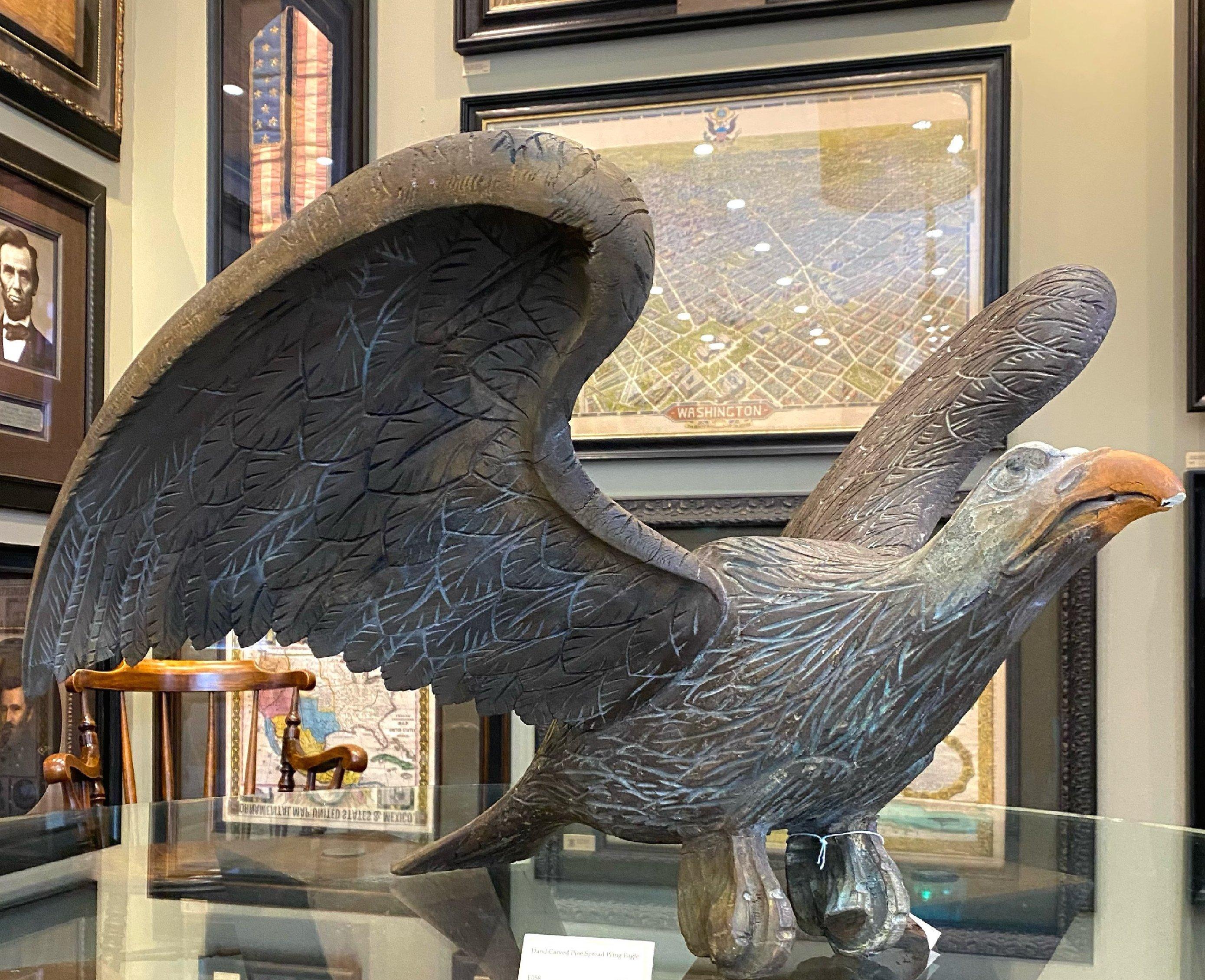 XIXe siècle Aigle à ailes déployées sculpté en vente