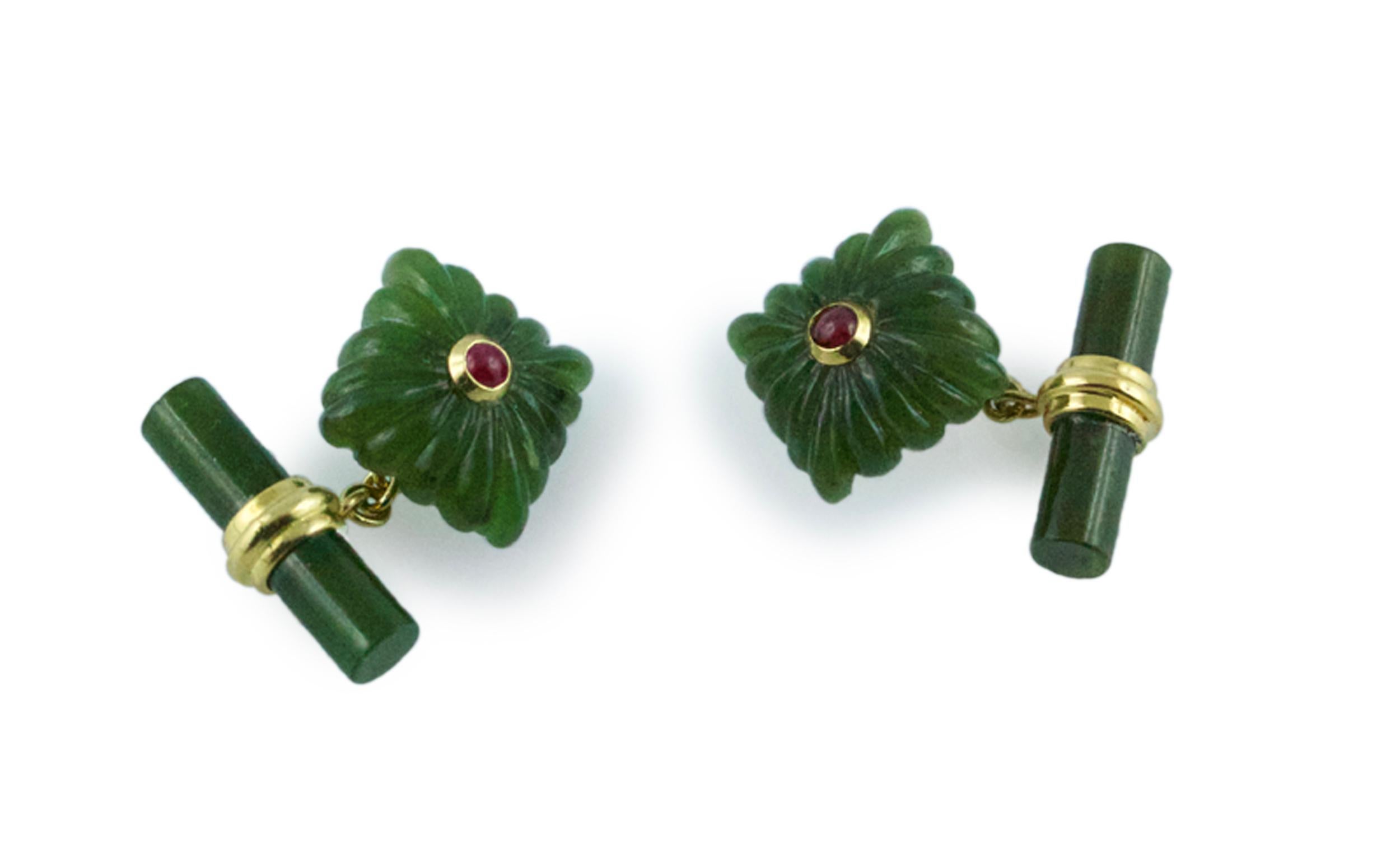 Carved Squared Jade and Ruby Gold Cufflinks In New Condition In Milano, IT
