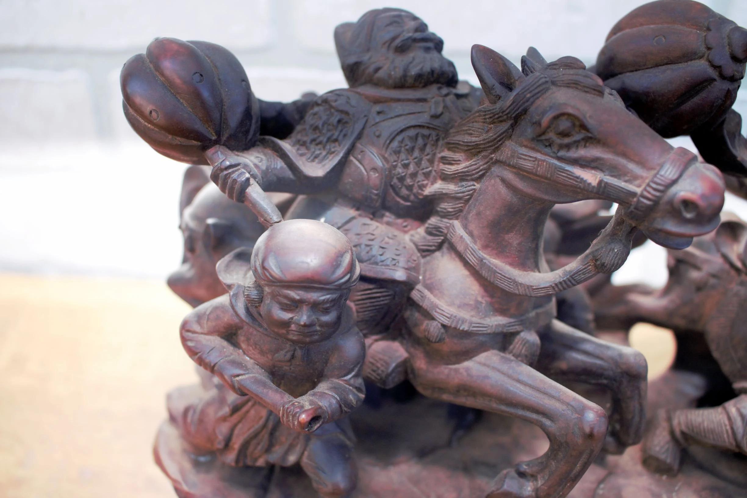 Vintage Asian geschnitzt verzierten Holz Statue auf Basis - 2 Stück

Diese geschnitzte Holzskulptur stellt vier Männer auf vier Pferden in der Schlacht dar. Die Figuren stehen auf einem Holzsockel. Dieses Stück würde auf Ihrem Kaminsims oder als