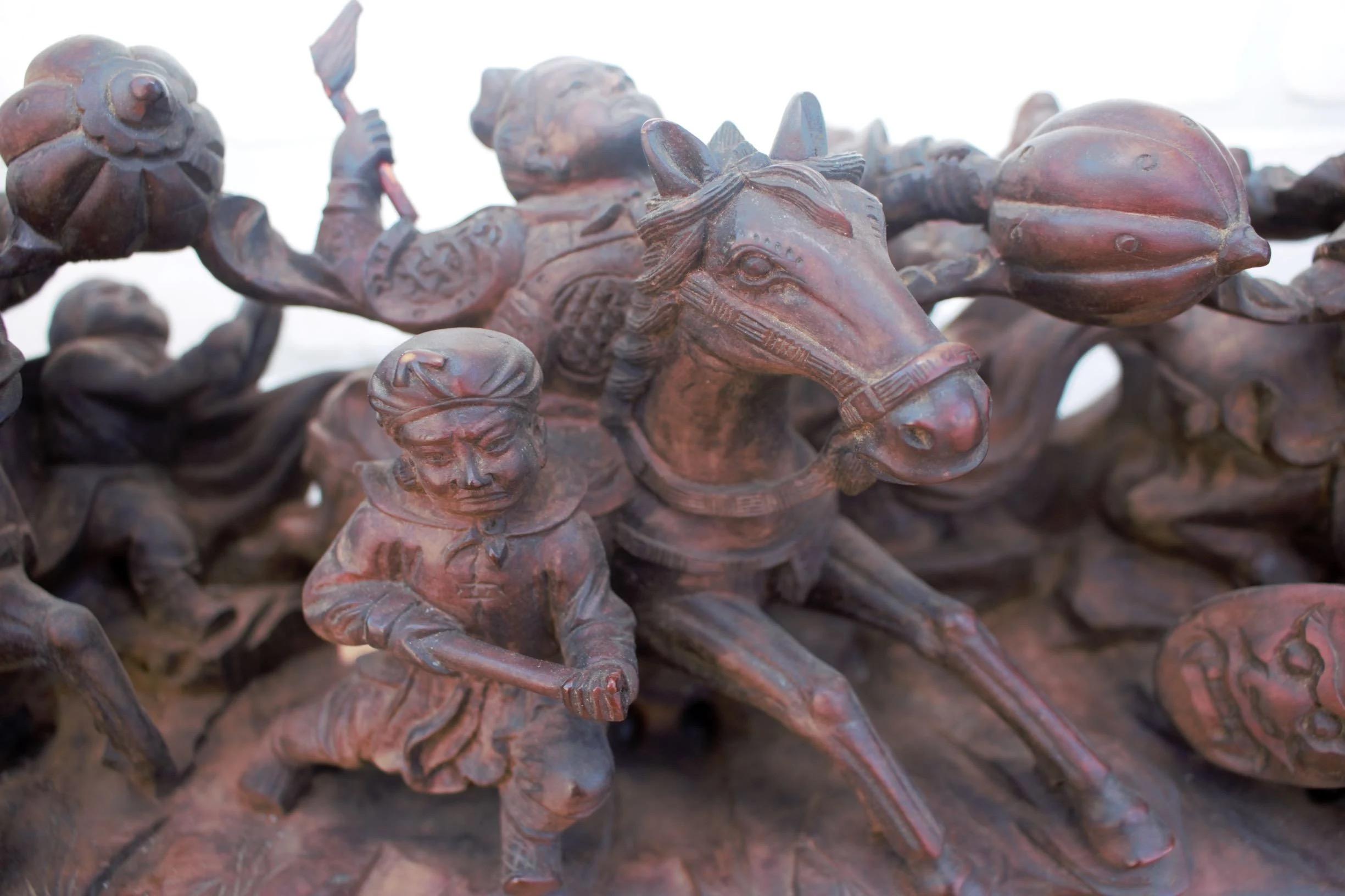 Geschnitzte Statue von asiatischen Kriegern auf Holzsockel - 2 Pieces im Angebot 3