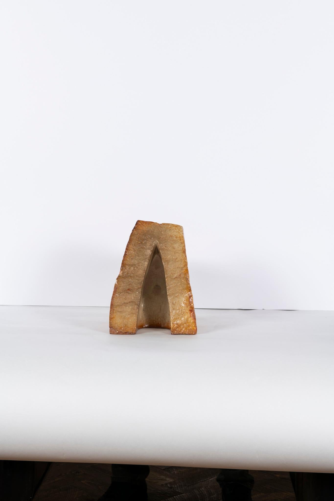 Abstrakte, Alpha-Nummer-Skulptur aus geschnitztem Stein im Zustand „Gut“ im Angebot in Houston, TX