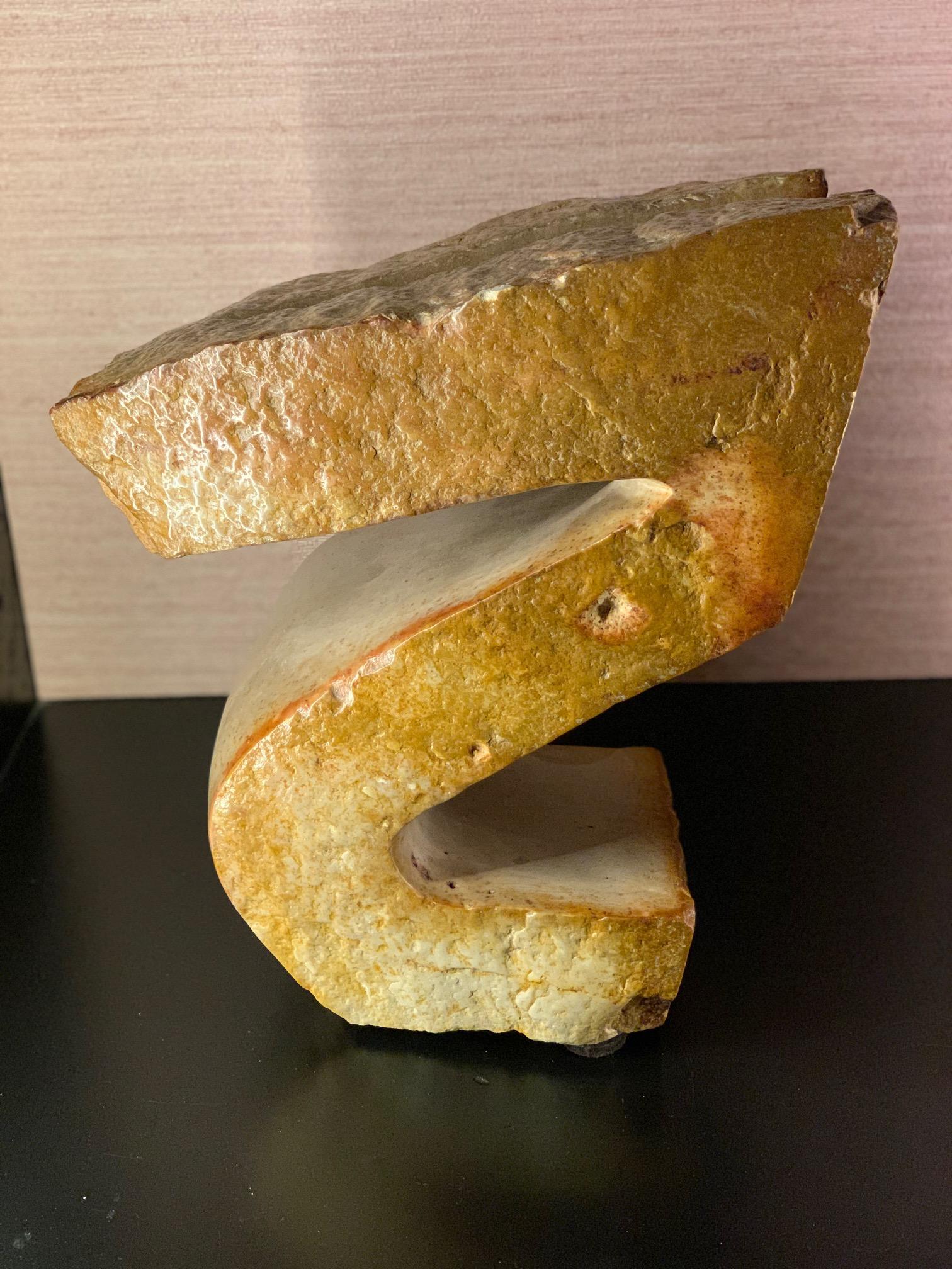 Abstrakte, Alpha-Nummer-Skulptur aus geschnitztem Stein (20. Jahrhundert) im Angebot