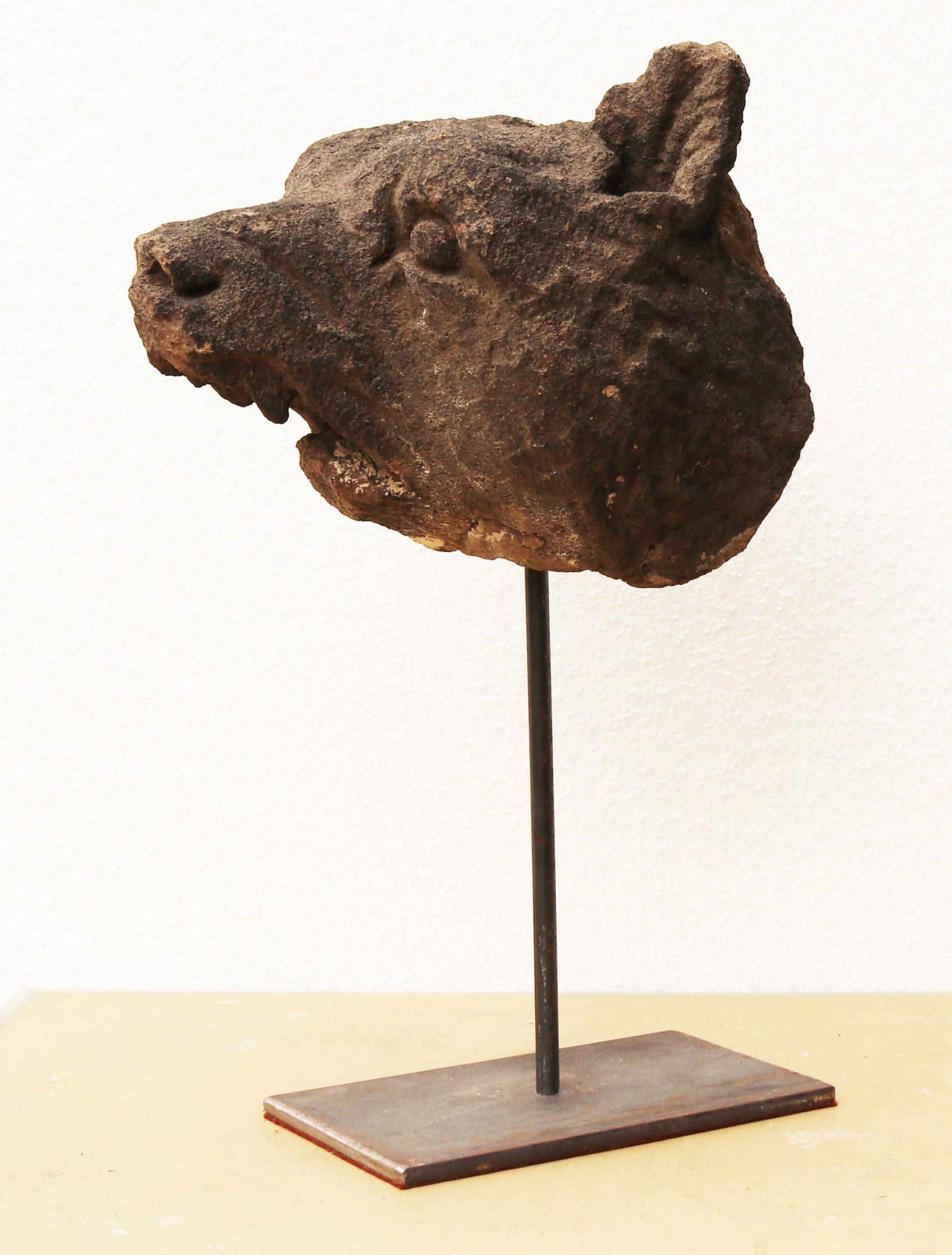 An Antique Carved Stone Bear Head Sculpture In Fair Condition For Sale In Wormelow, Herefordshire