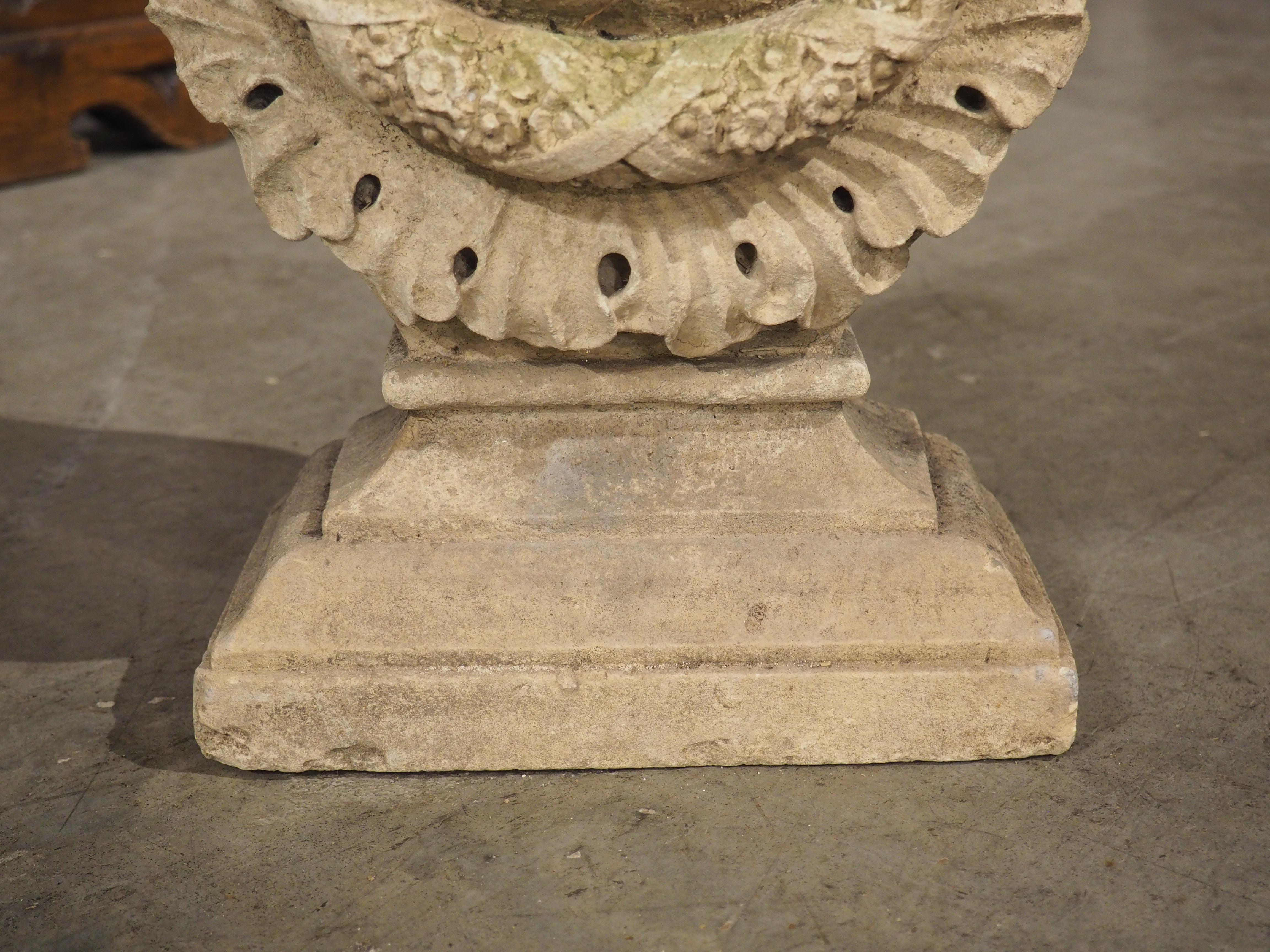 Sculpté à la main Ornament architectural en pierre sculptée, France Circa 1850 en vente