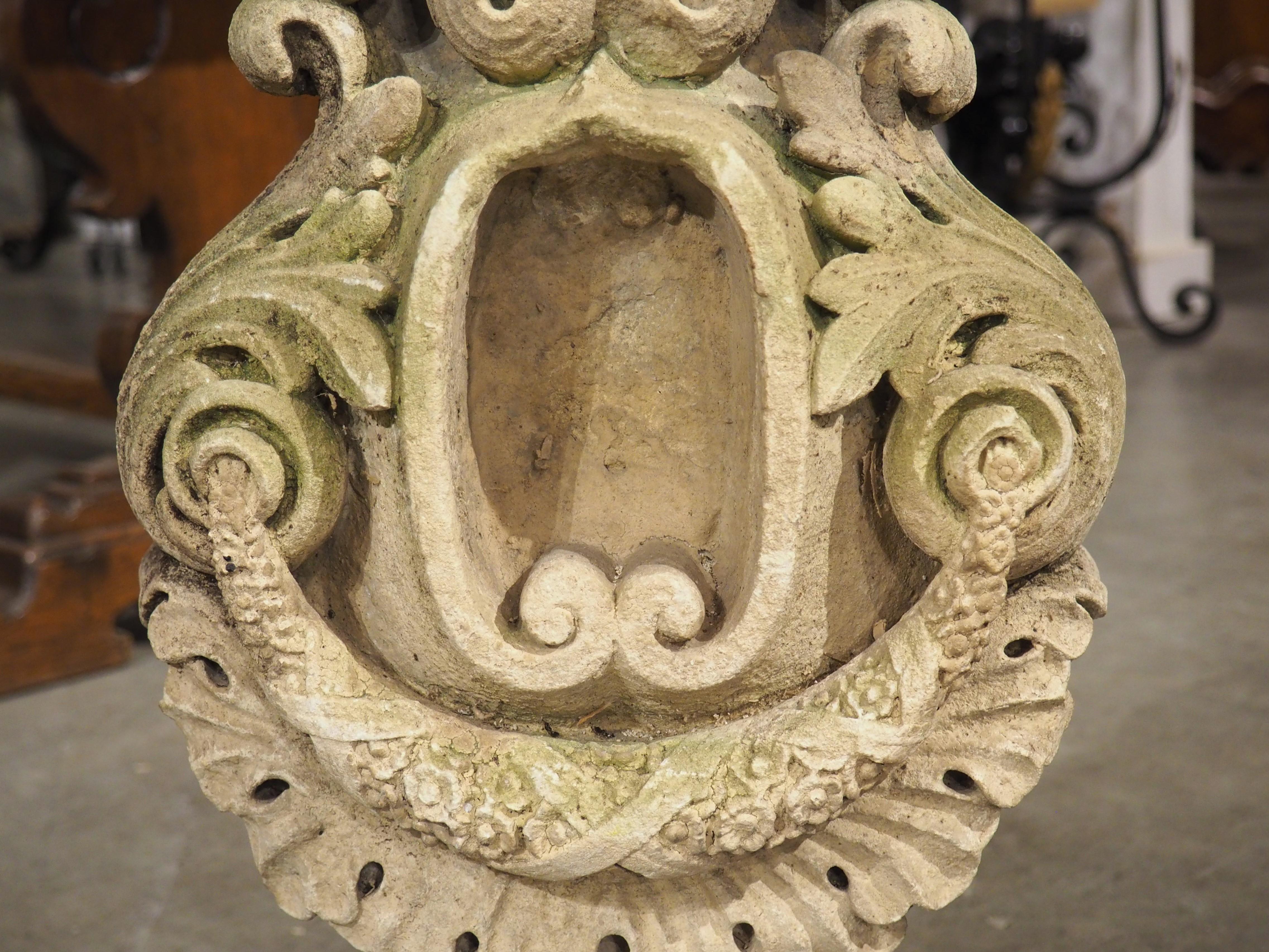 Milieu du XIXe siècle Ornament architectural en pierre sculptée, France Circa 1850 en vente
