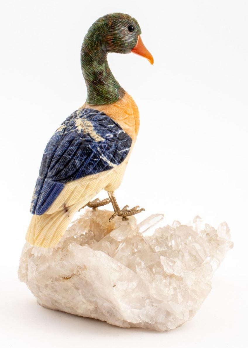 Oiseau en pierre sculptée sur matrice de cristal de roche en quartz Bon état - En vente à New York, NY