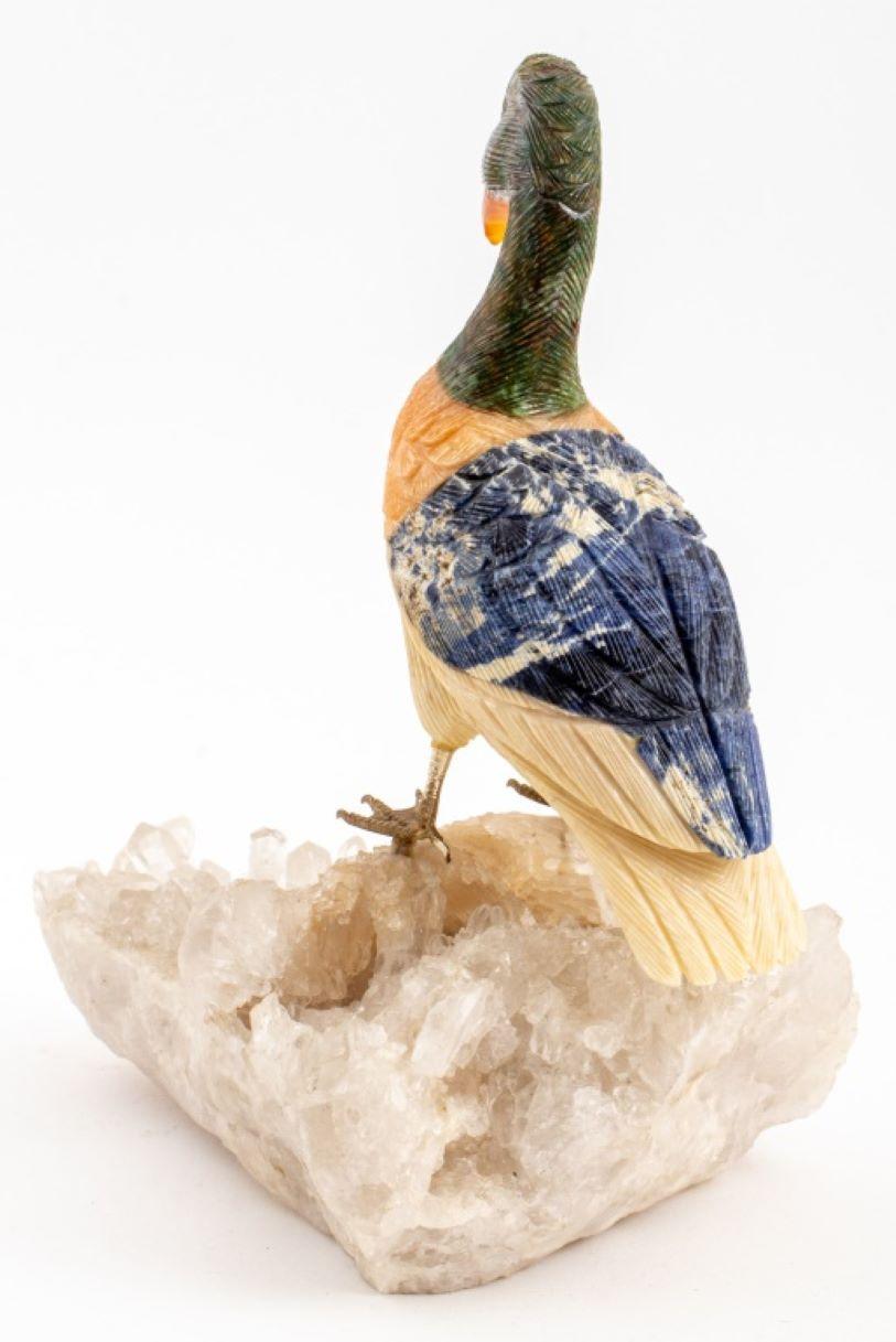 20ième siècle Oiseau en pierre sculptée sur matrice de cristal de roche en quartz en vente