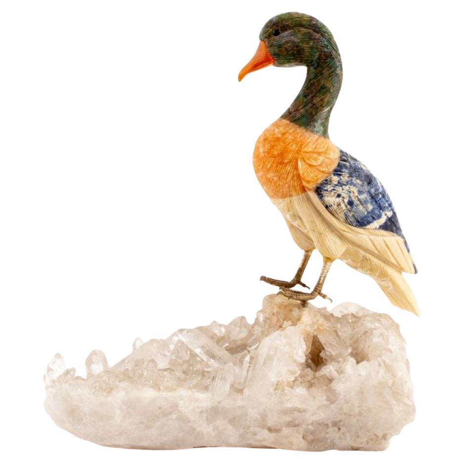 Oiseau en pierre sculptée sur matrice de cristal de roche en quartz en vente
