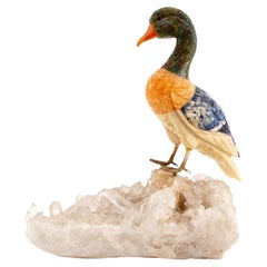 Oiseau en pierre sculptée sur matrice de cristal de roche en quartz