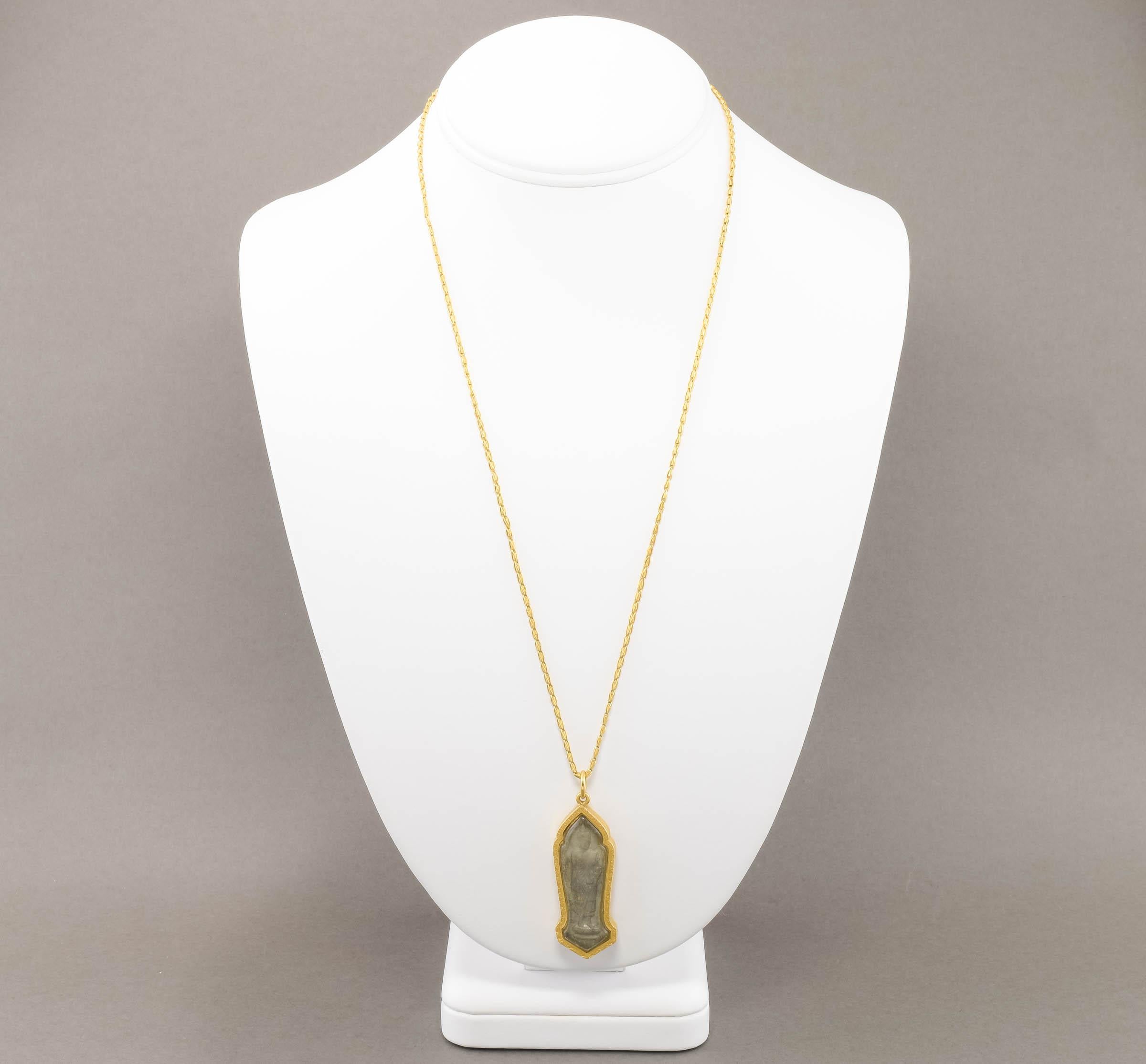 Buddha-Anhänger aus geschnitztem Stein in 24K Gold mit ausgefallener 23K Goldkette im Angebot 5