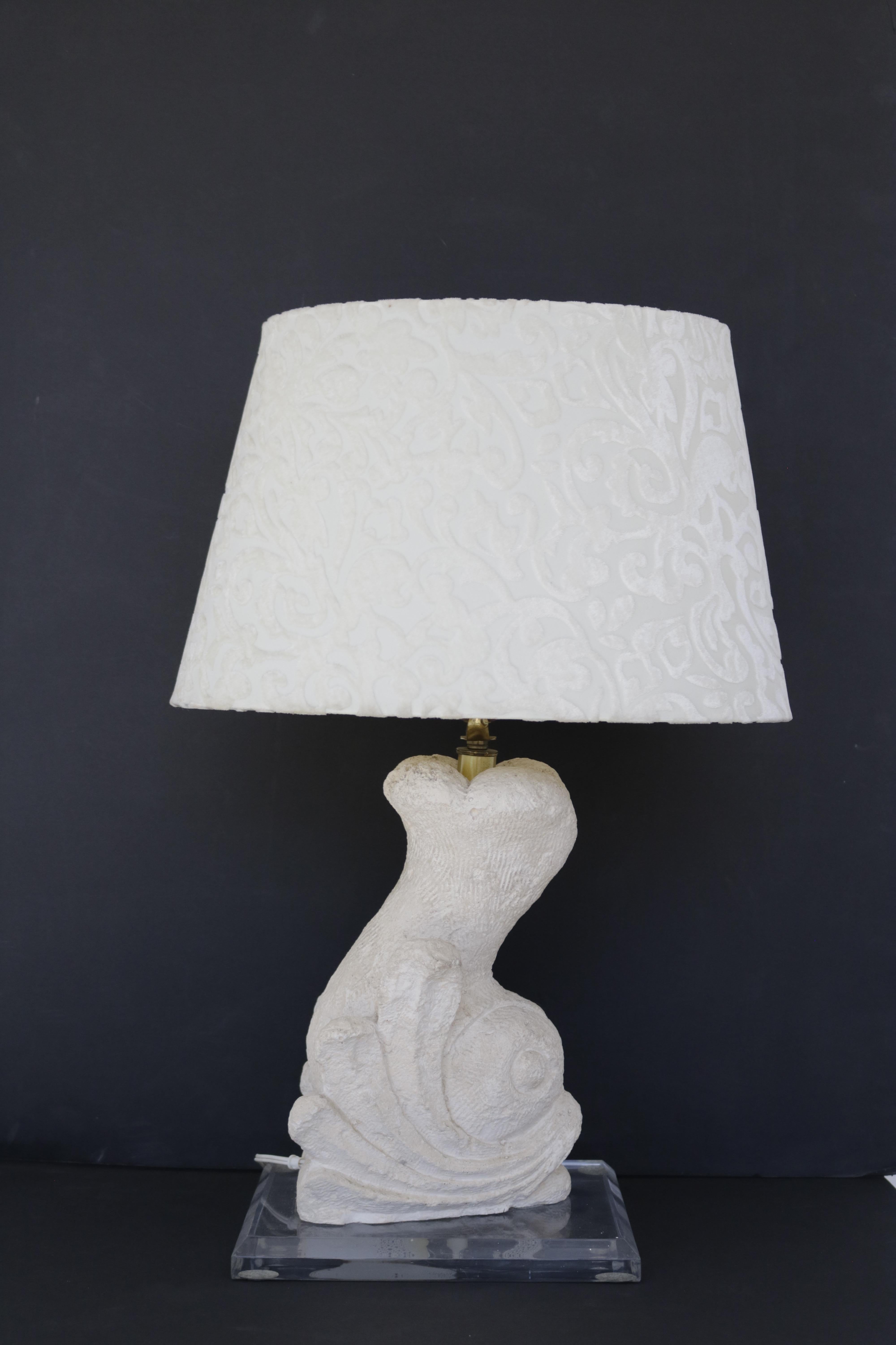 Many interesting textures with this beautifully carved stone lamp, in the shape of a dolphin. Lamp is on a Plexi-glass base and has its original cream baroque patterned velvet lampshade.

Measurements:
24