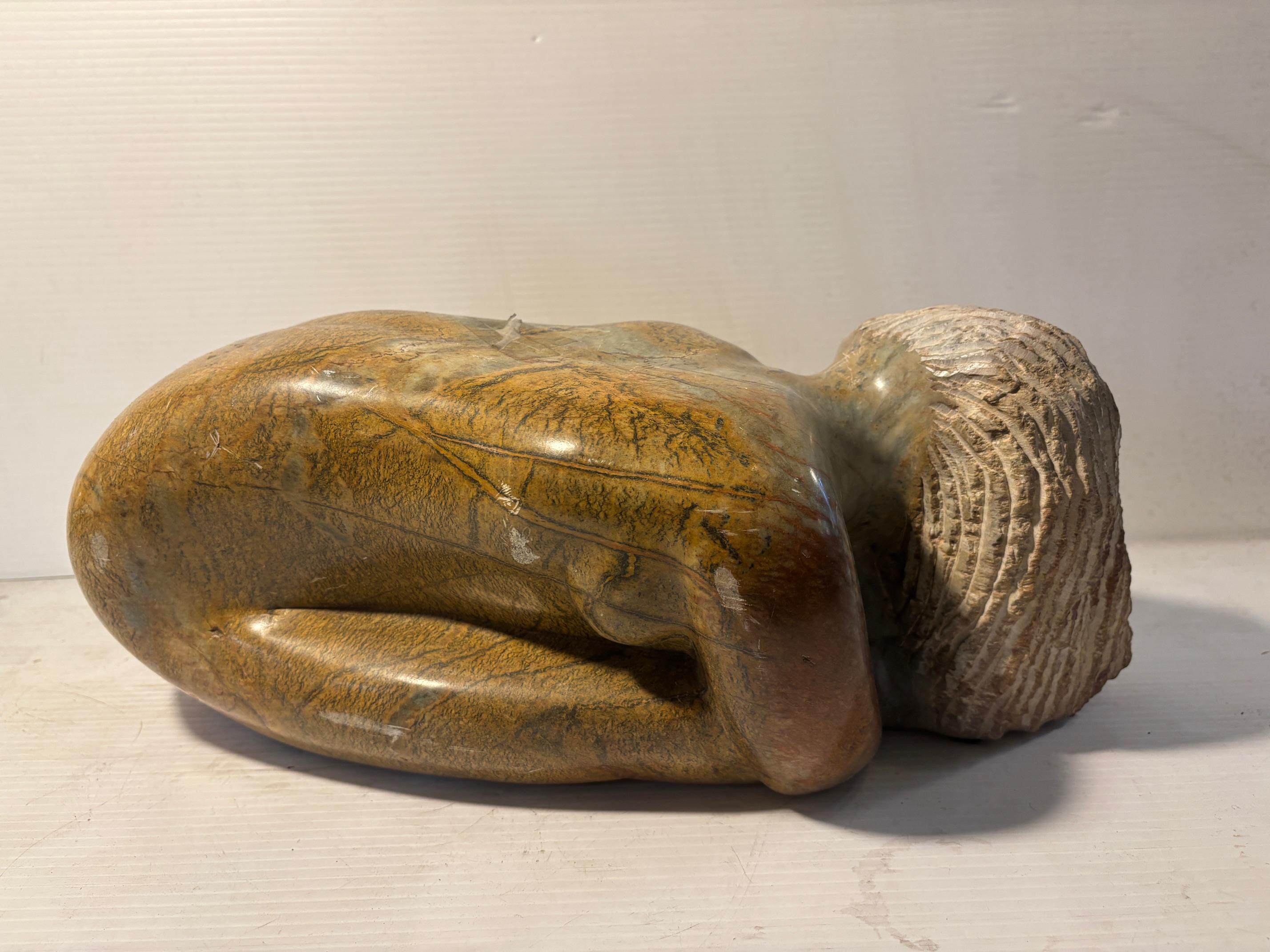 In Stein gehauene Frau von Michael Chiwandire (1971), Simbabwe (Volkskunst) im Angebot