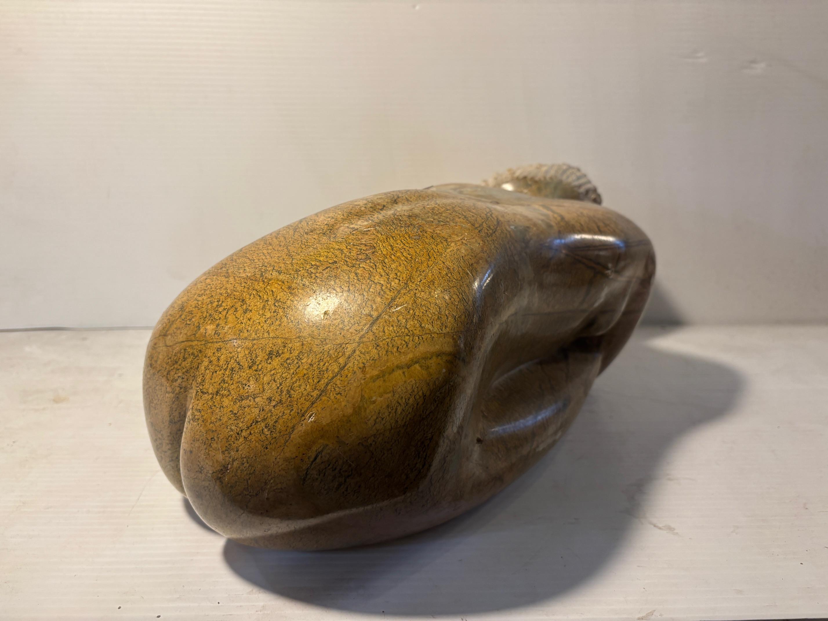 In Stein gehauene Frau von Michael Chiwandire (1971), Simbabwe (Simbabwisch) im Angebot