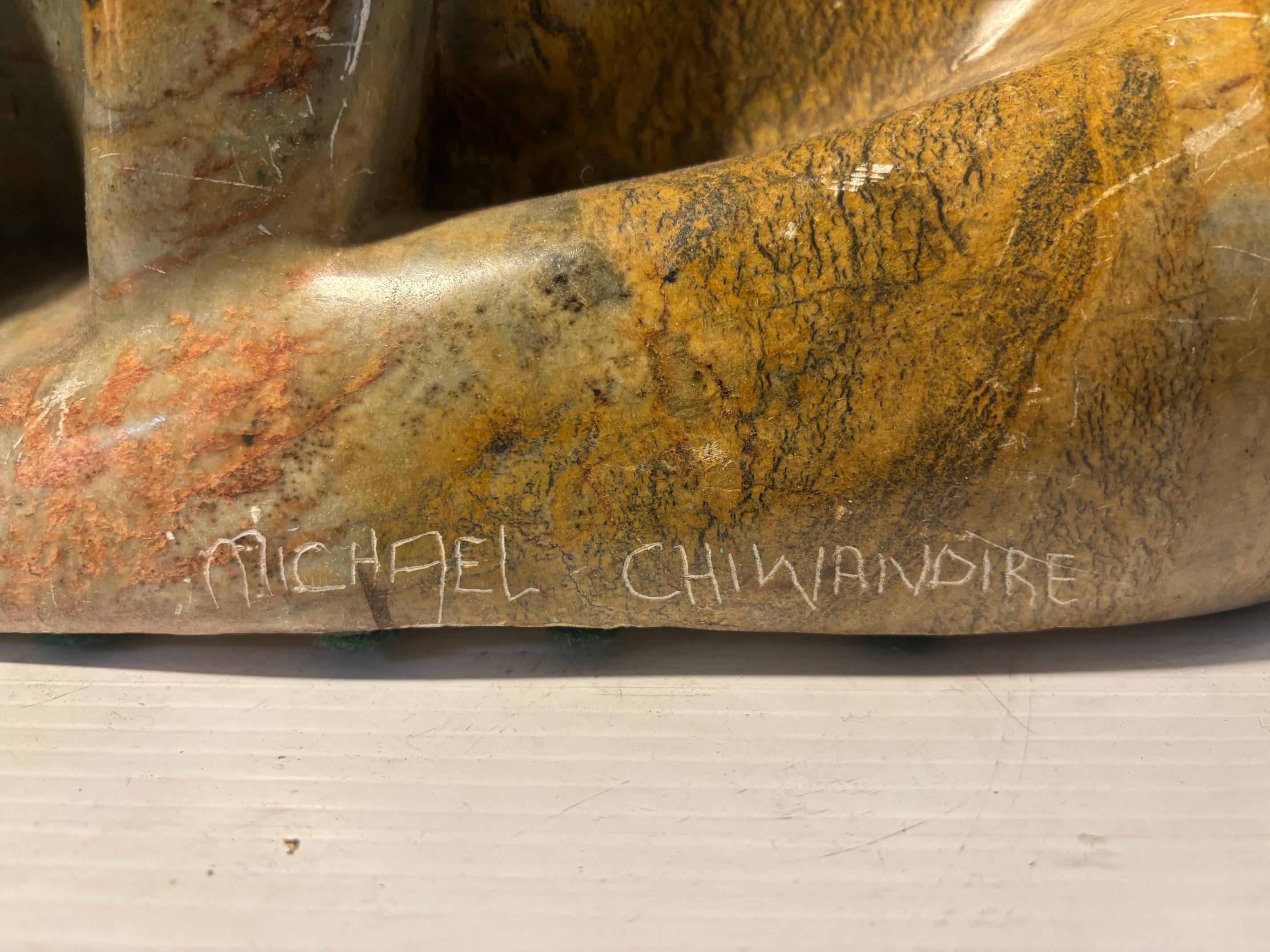 In Stein gehauene Frau von Michael Chiwandire (1971), Simbabwe im Zustand „Gut“ im Angebot in Brooklyn, NY