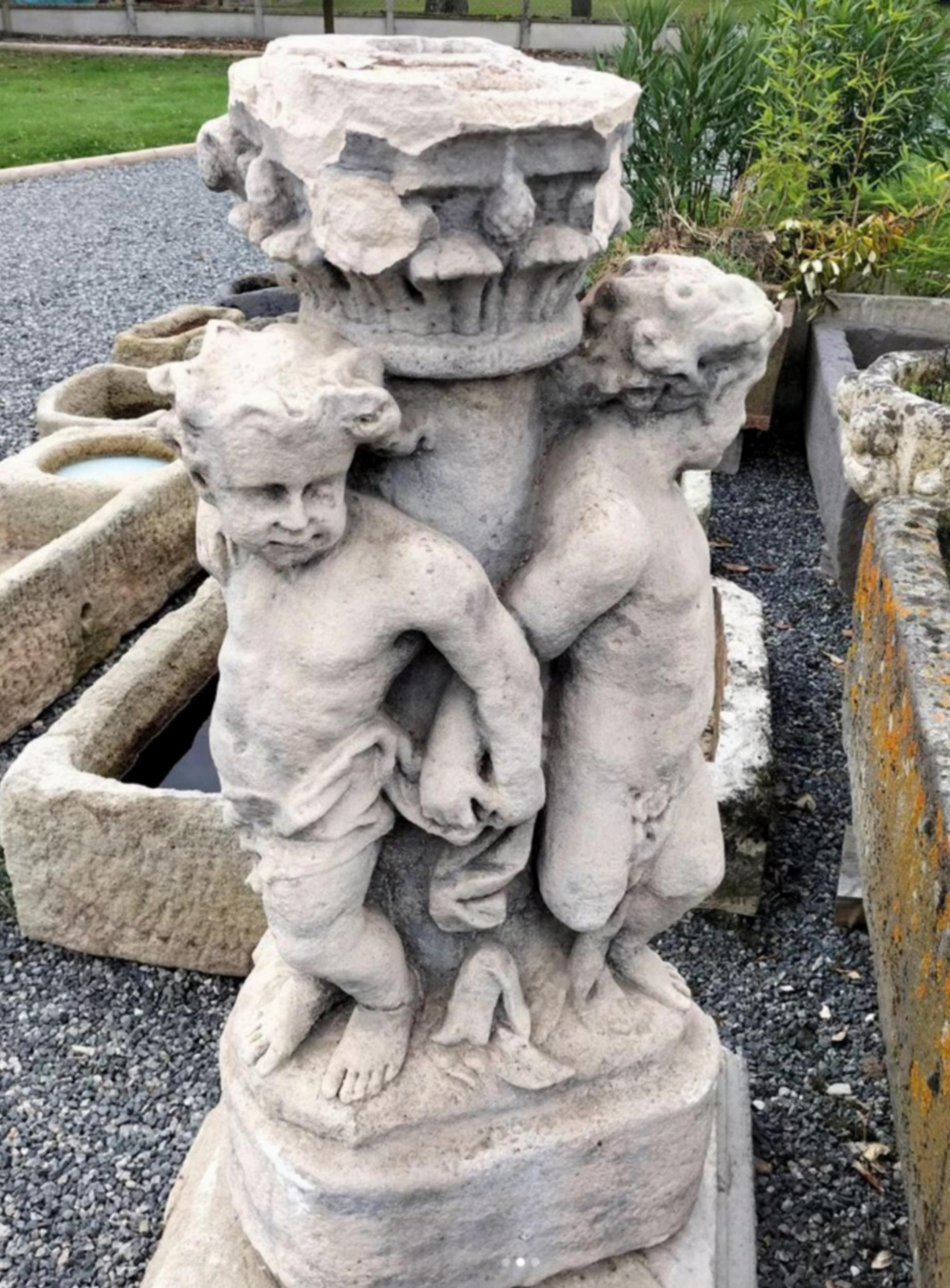 Centre de fontaine (base) en calcaire de Nevers taillé, décoré de trois enfants tenant des draperies et formant un cercle autour d'une colonne surmontée d'un chapiteau, France seconde moitié du XVIIIe siècle.
Hauteur : 100 cm (39.4 inches)
Diamètre