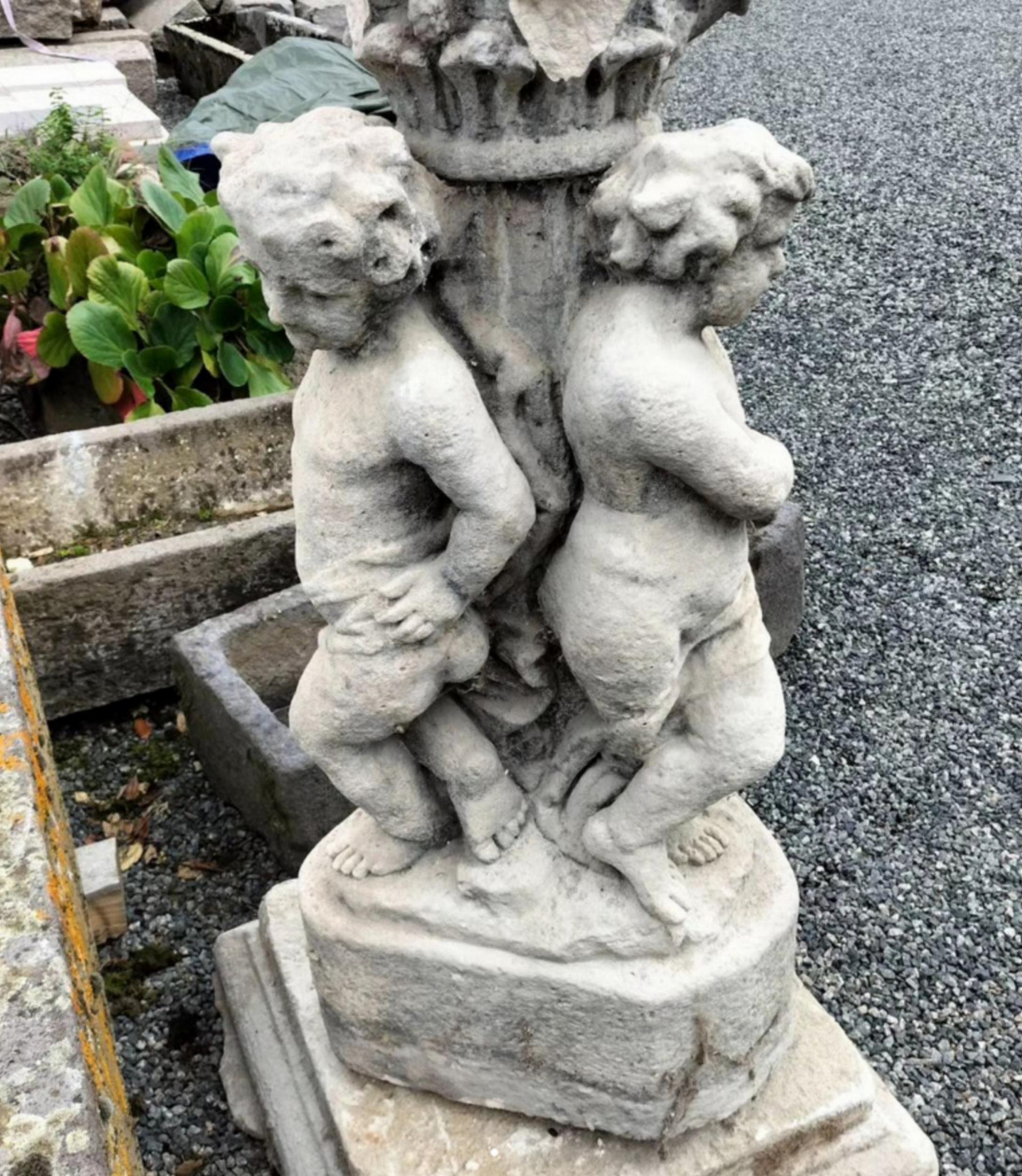 Sculpté Base de fontaine en pierre sculptée, France, vers 1750 en vente