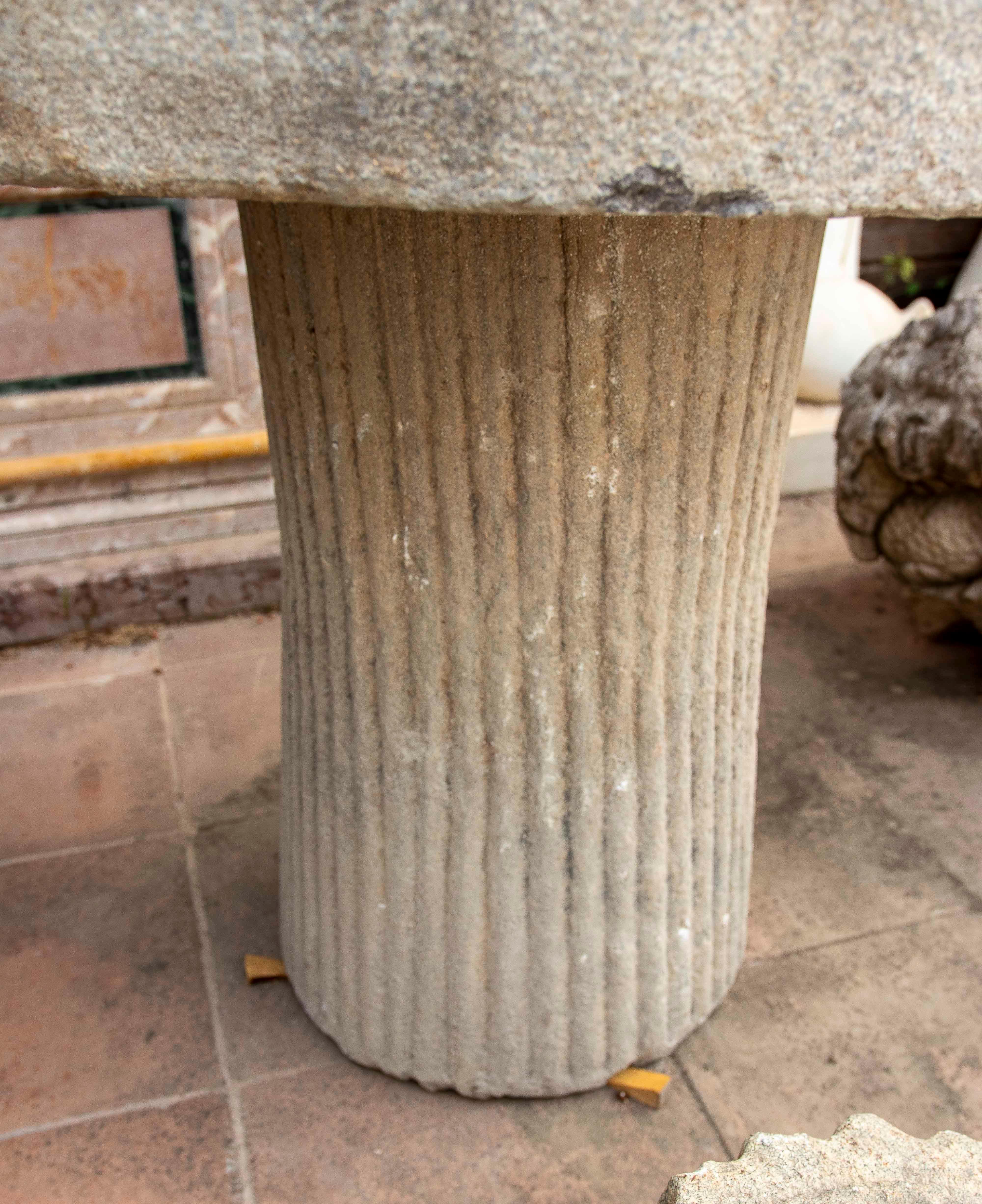Spagnolo Fontana da giardino in pietra intagliata con piedistallo scanalato e terminale in ottone in vendita