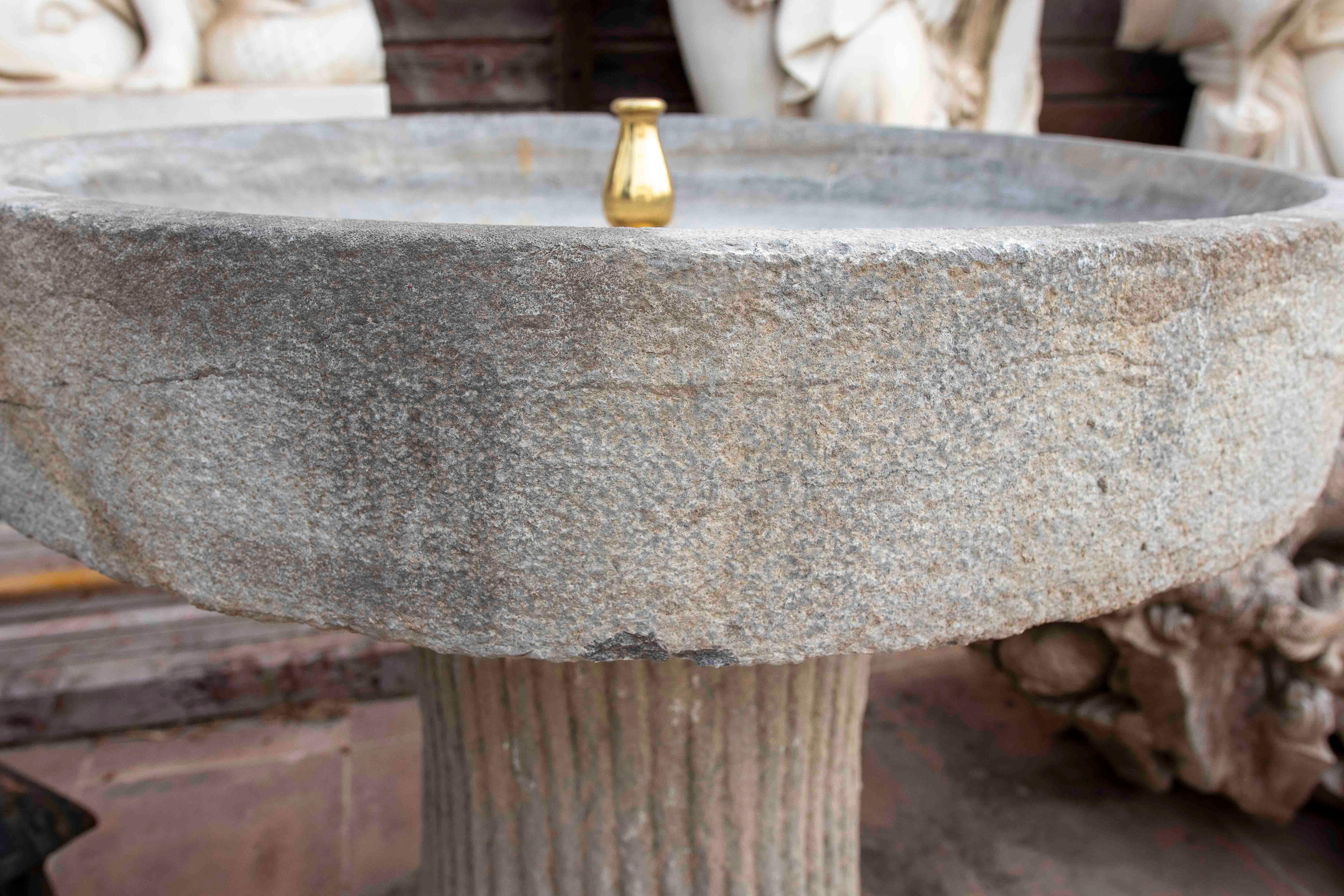 Intagliato a mano Fontana da giardino in pietra intagliata con piedistallo scanalato e terminale in ottone in vendita