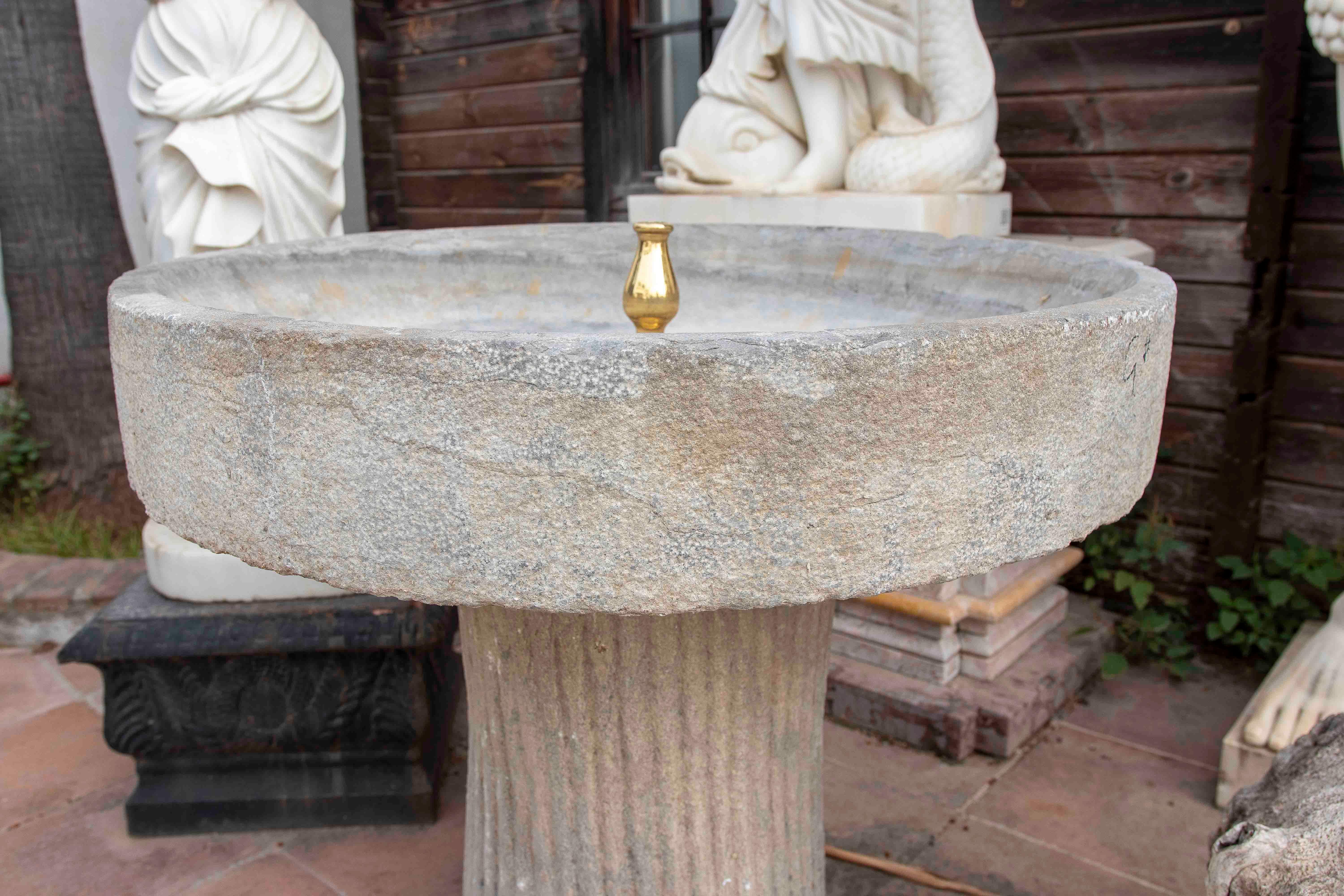 Fontana da giardino in pietra intagliata con piedistallo scanalato e terminale in ottone In condizioni buone in vendita a Marbella, ES