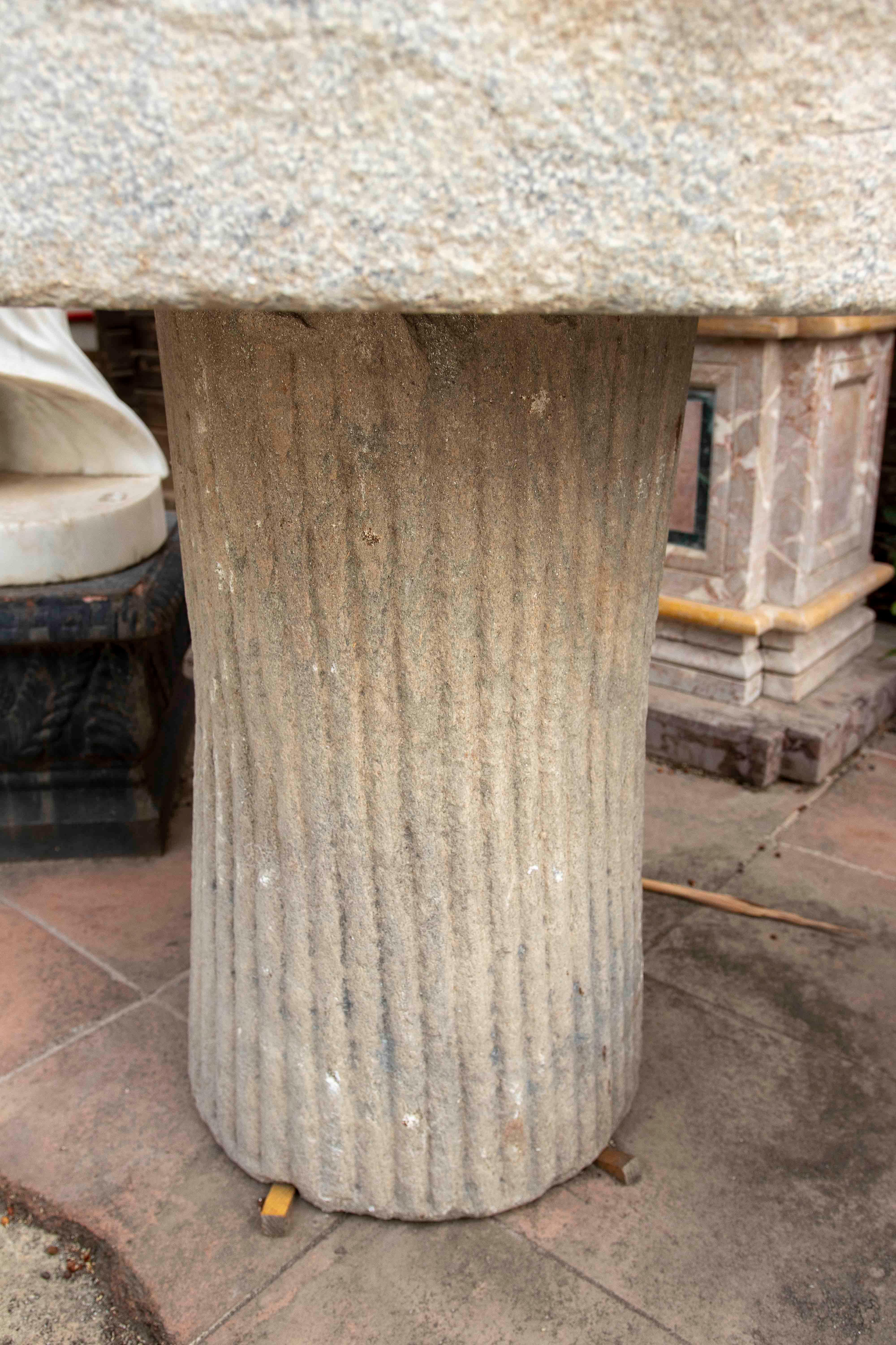 XX secolo Fontana da giardino in pietra intagliata con piedistallo scanalato e terminale in ottone in vendita