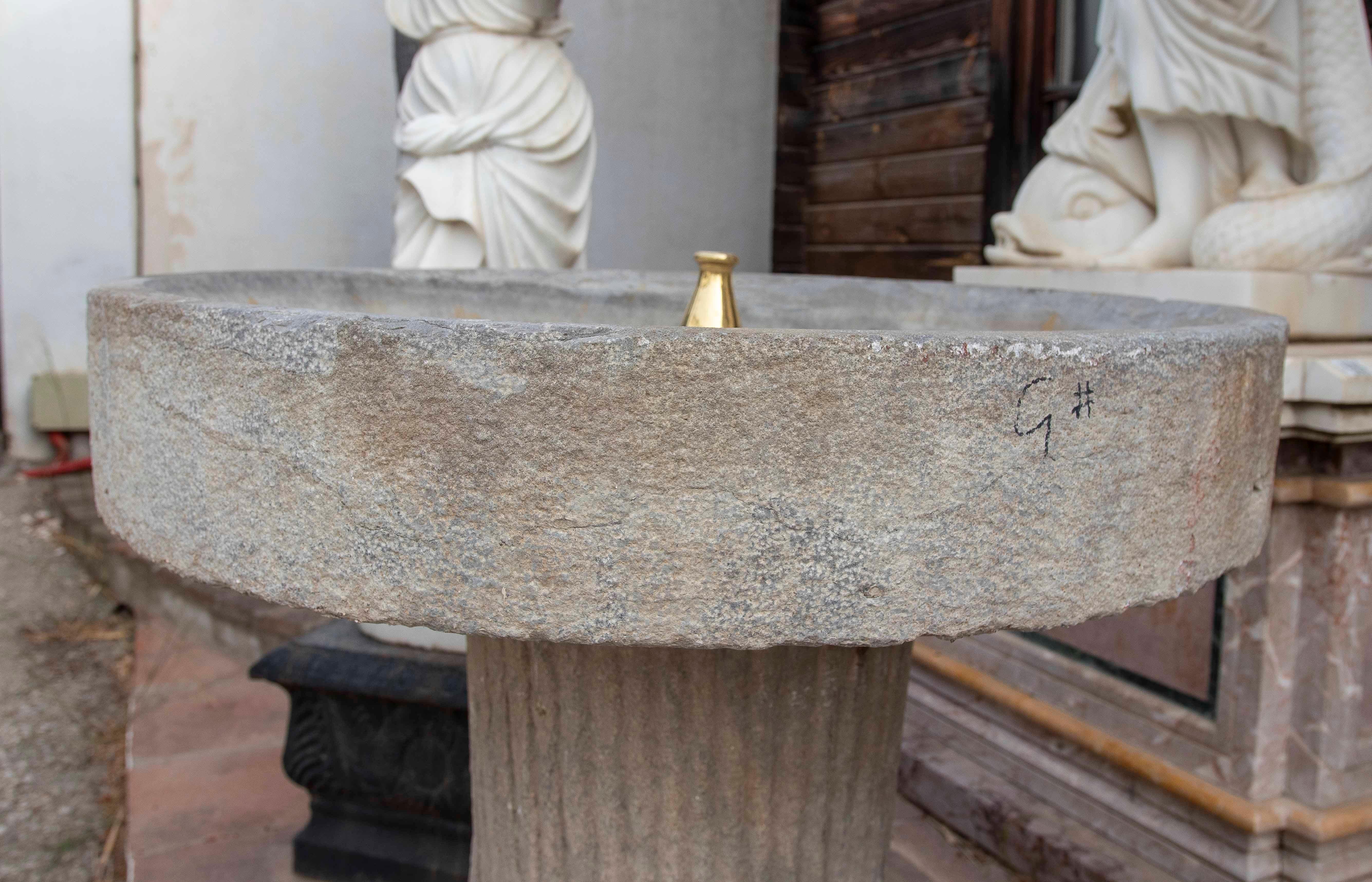 Pietra Fontana da giardino in pietra intagliata con piedistallo scanalato e terminale in ottone in vendita