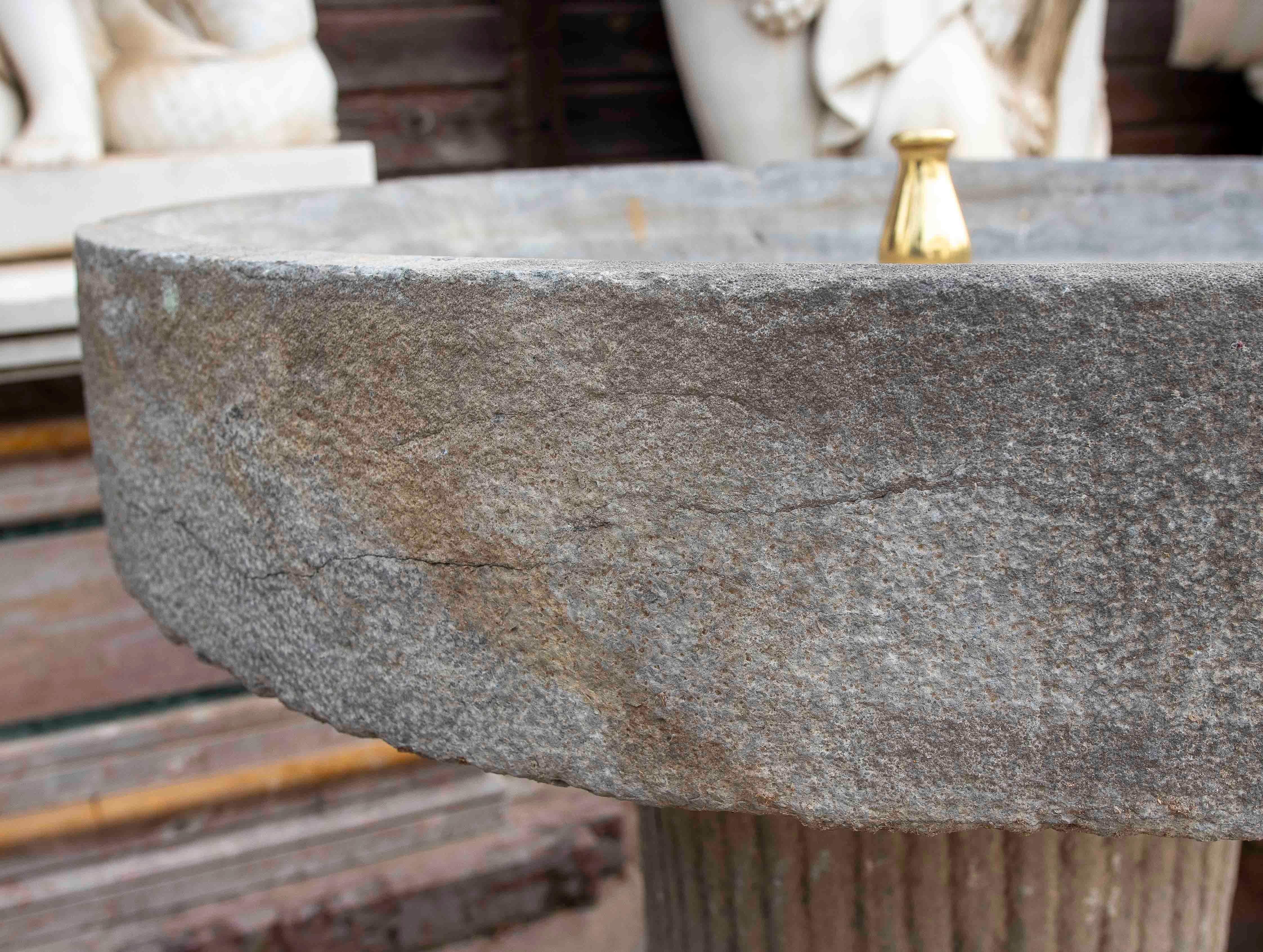 Fontana da giardino in pietra intagliata con piedistallo scanalato e terminale in ottone in vendita 1