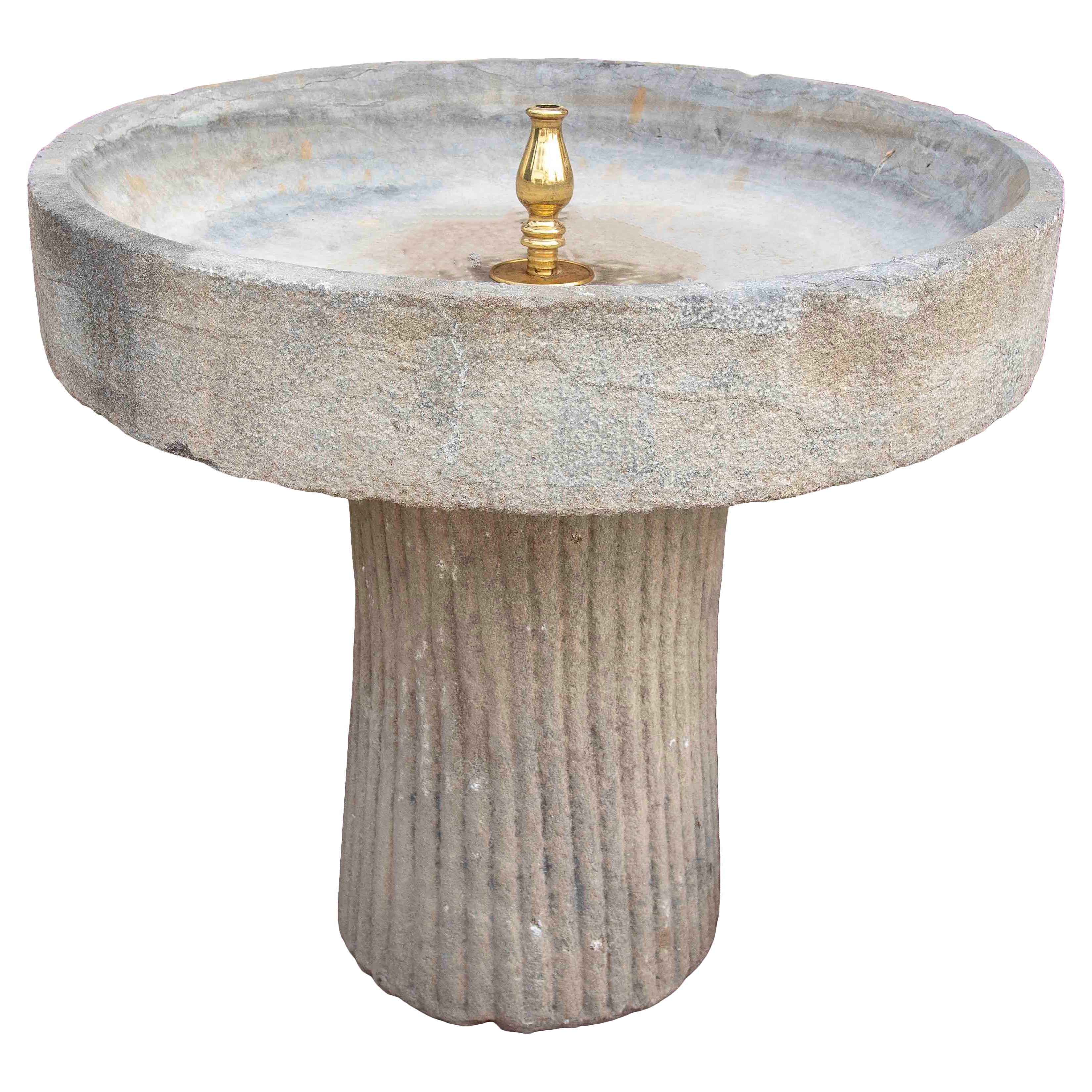 Fontana da giardino in pietra intagliata con piedistallo scanalato e terminale in ottone in vendita