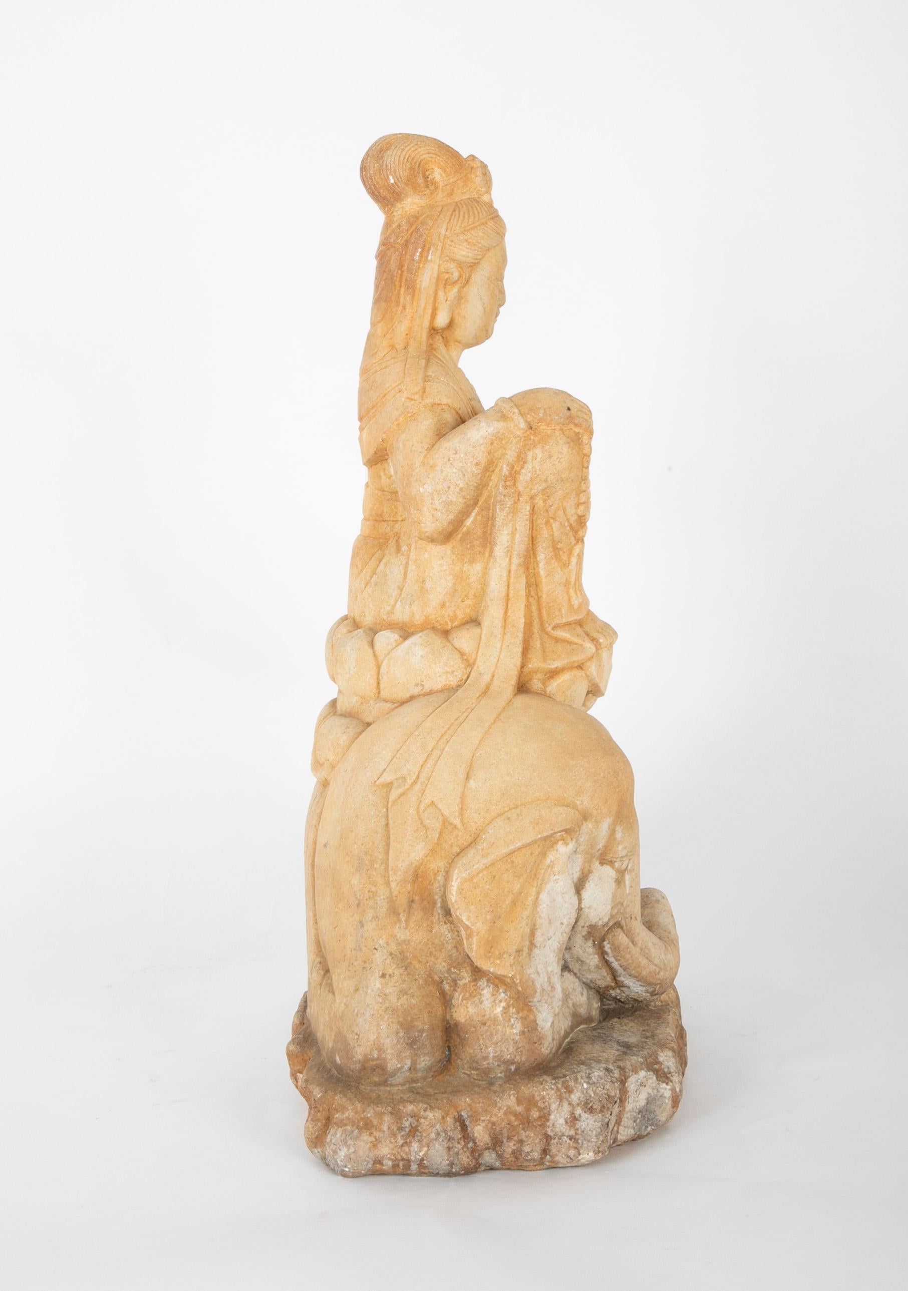 Kannon di pietra intagliato su elefante in vendita 1