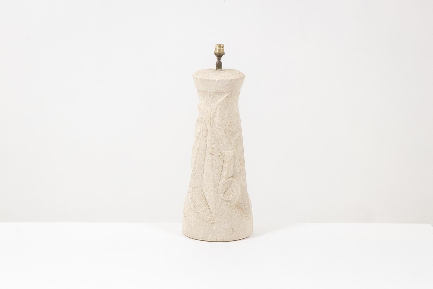 Albert Tormos, nello stile di.

Lampada in pietra intagliata.

Opera francese realizzata negli anni '1970.

Dimensioni: H. H. 60 x D. 17

Riferimento: LS6371576P