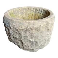 Jardinière en pierre sculptée