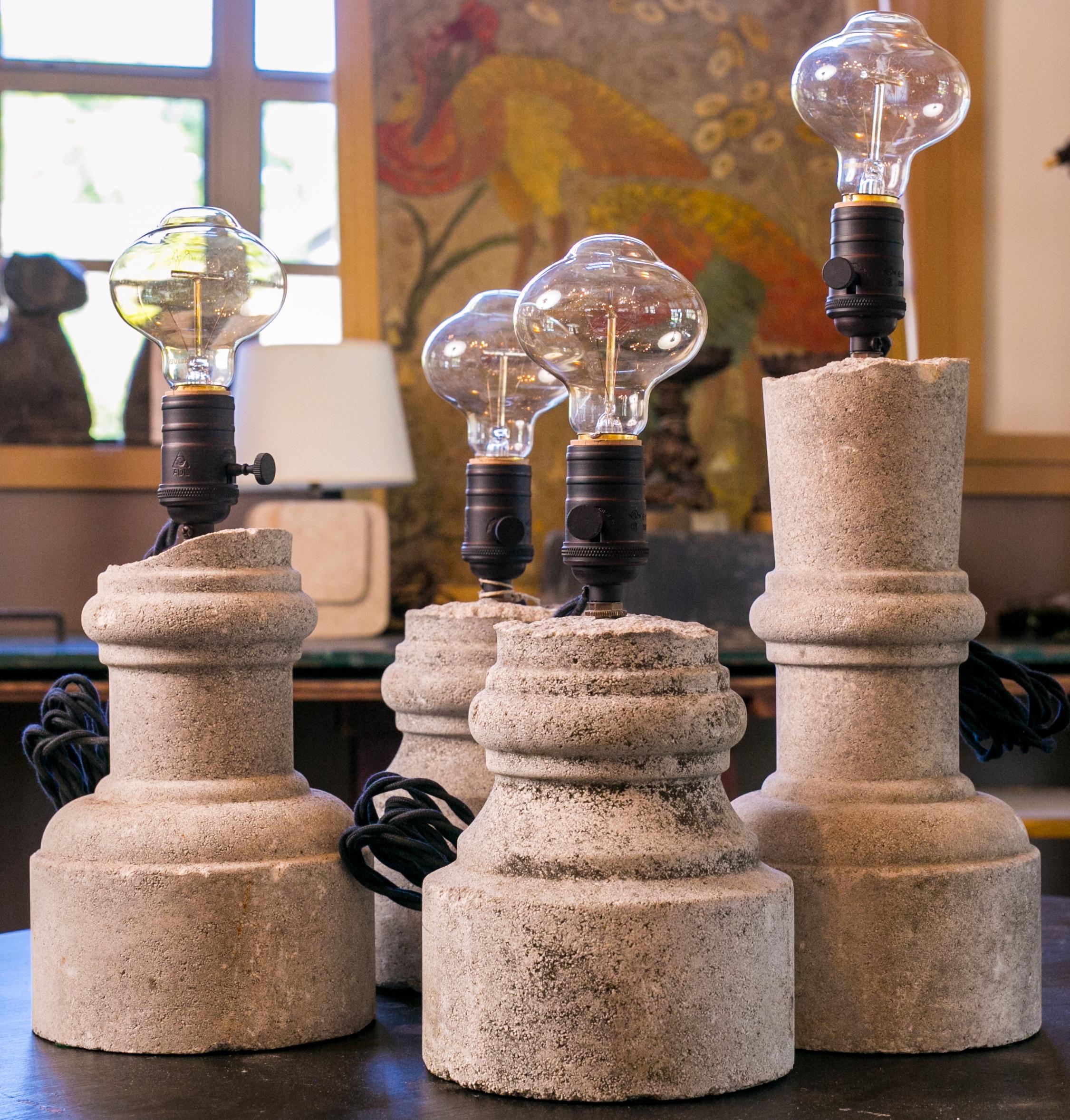 Vier Tischlampen aus geschnitztem Stein aus alten primitiven Architekturfragmenten. Jede Lampe wird aus einem handgeschnitzten Steinfragment hergestellt, das einzigartig ist. Neu verdrahtet für den Einsatz in den USA mit schwarzem gedrehten Kabel