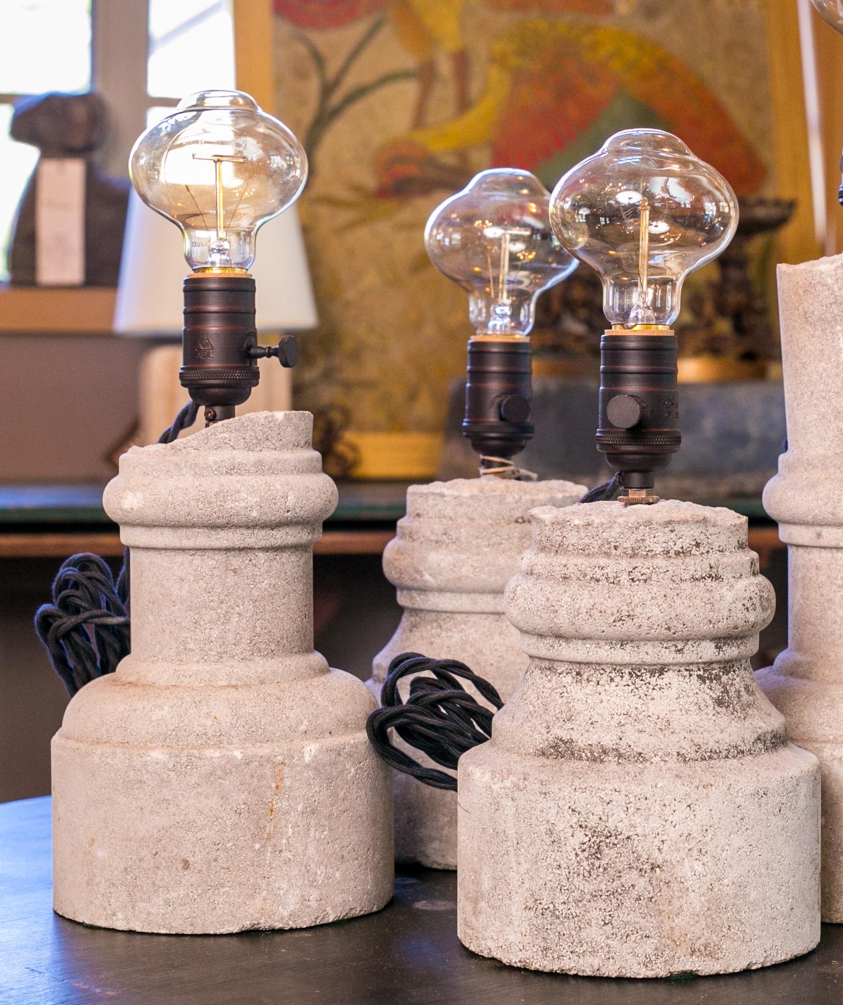 Vier Tischlampen aus geschnitztem Stein (Französisch)