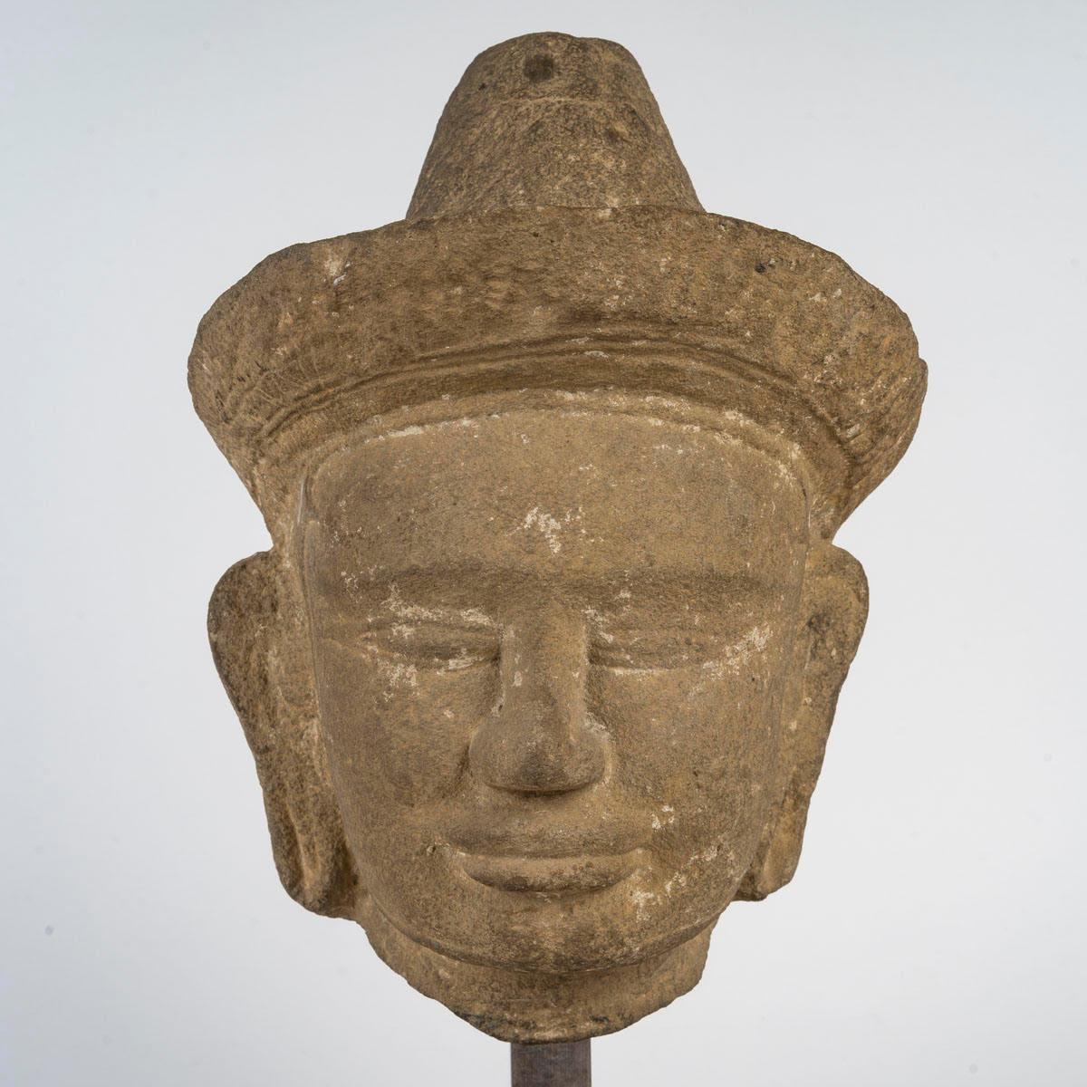 Scultura in pietra scolpita, Divinità, Arte Khmer, XI / XII secolo.

Scultura della testa di una divinità maschile in pietra arenaria grigia. Arte Khmer, periodo angkoriano.
XI o XII secolo. Certificato di valutazione di Jacques Barrere del 10