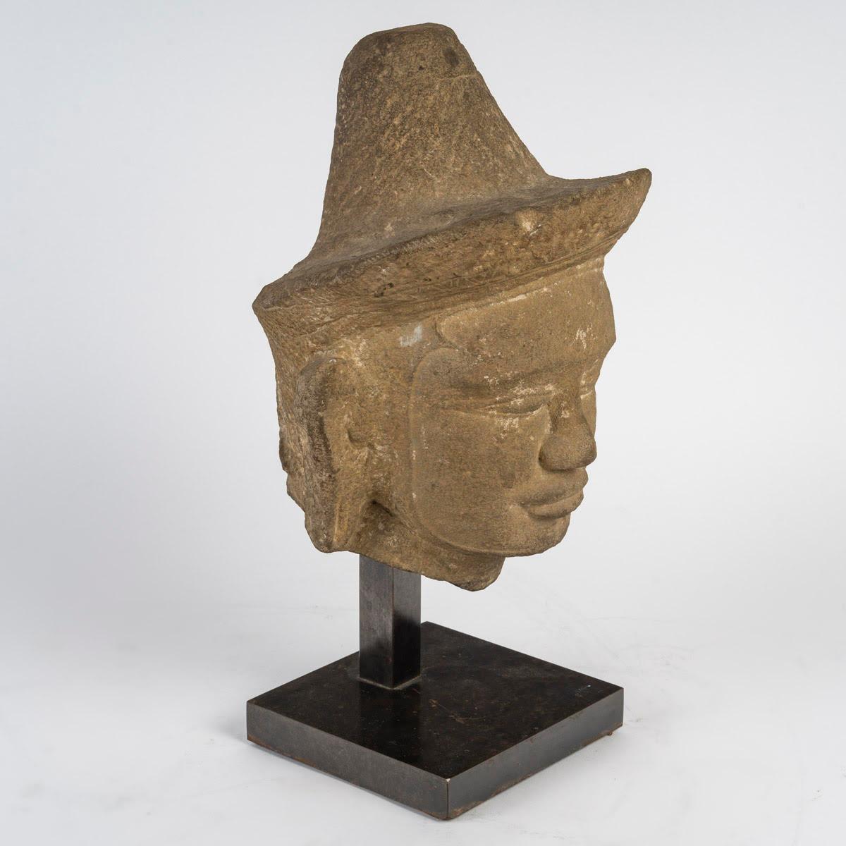 Esportazione cinese Scultura in pietra intagliata, Divinità, Arte Khmer, XI / XII secolo. in vendita
