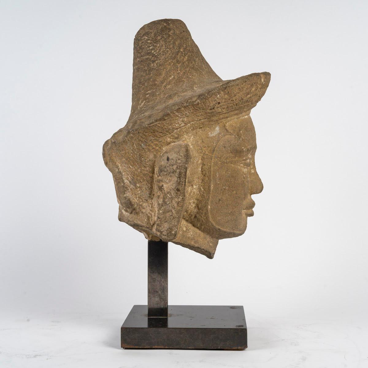 Asiatico Scultura in pietra intagliata, Divinità, Arte Khmer, XI / XII secolo. in vendita