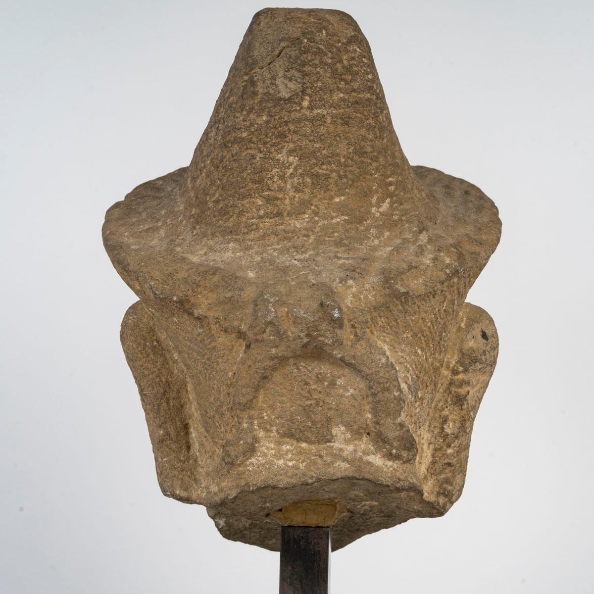 Scultura in pietra intagliata, Divinità, Arte Khmer, XI / XII secolo. In condizioni buone in vendita a Saint-Ouen, FR