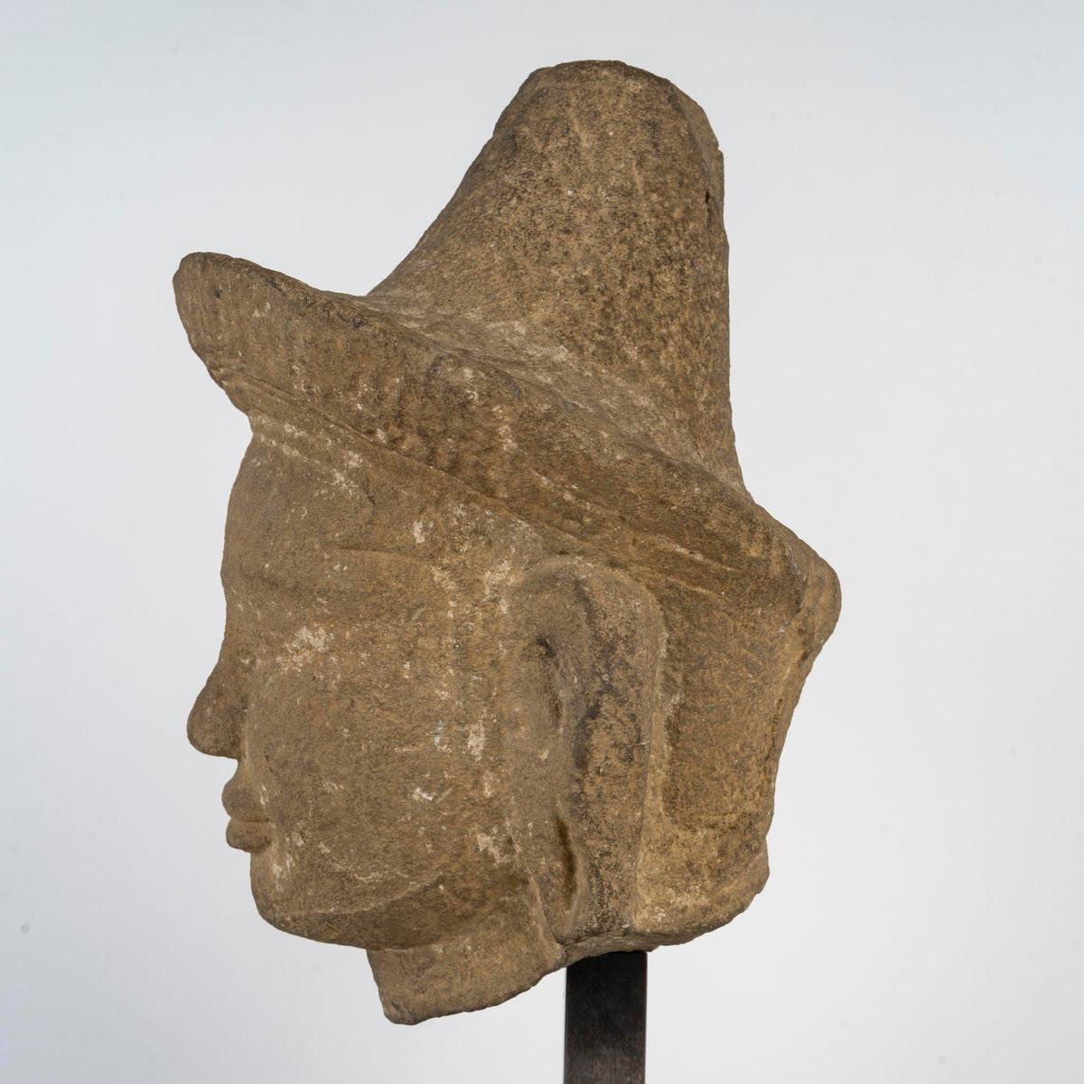 Fino al XVIII secolo Scultura in pietra intagliata, Divinità, Arte Khmer, XI / XII secolo. in vendita