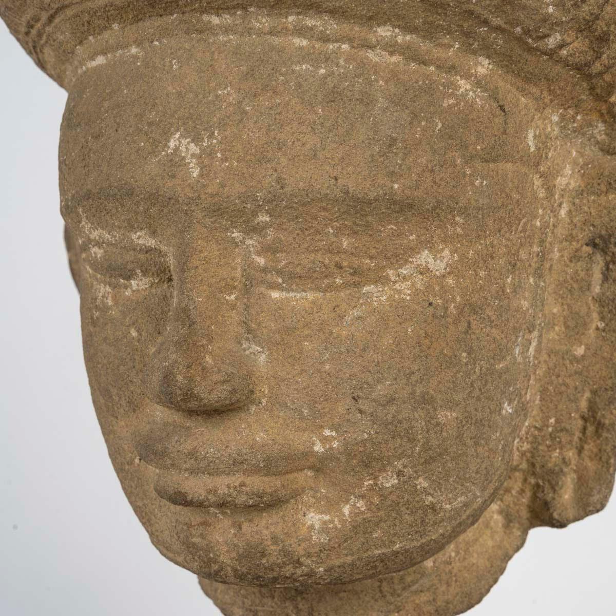 Pietra Scultura in pietra intagliata, Divinità, Arte Khmer, XI / XII secolo. in vendita