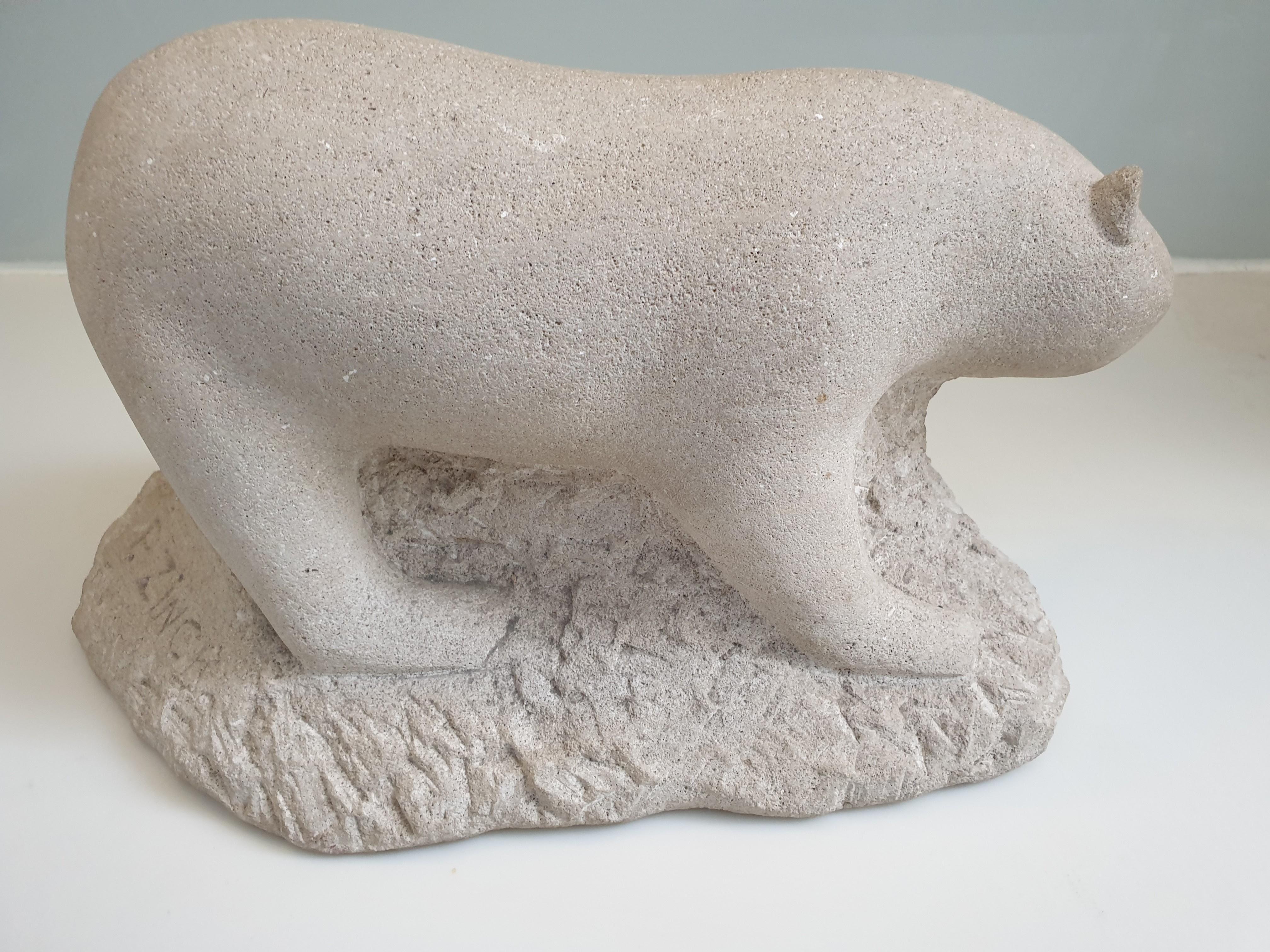 Art déco Sculpture en pierre sculptée d'un ours polaire, signée. en vente