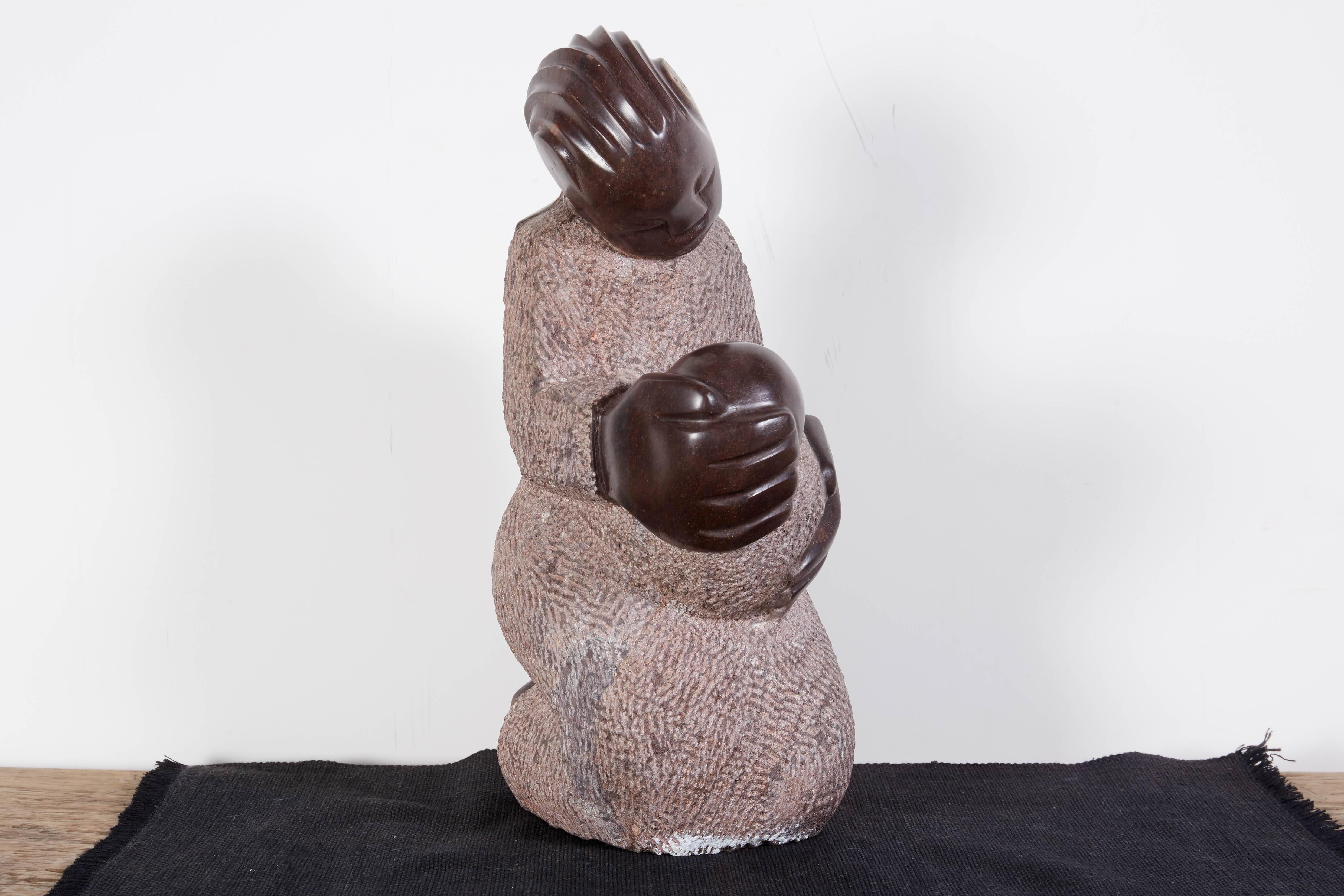 Geschnitzte Shona-Skulptur aus Stein, „Mutter und Kind“ (Simbabwisch) im Angebot