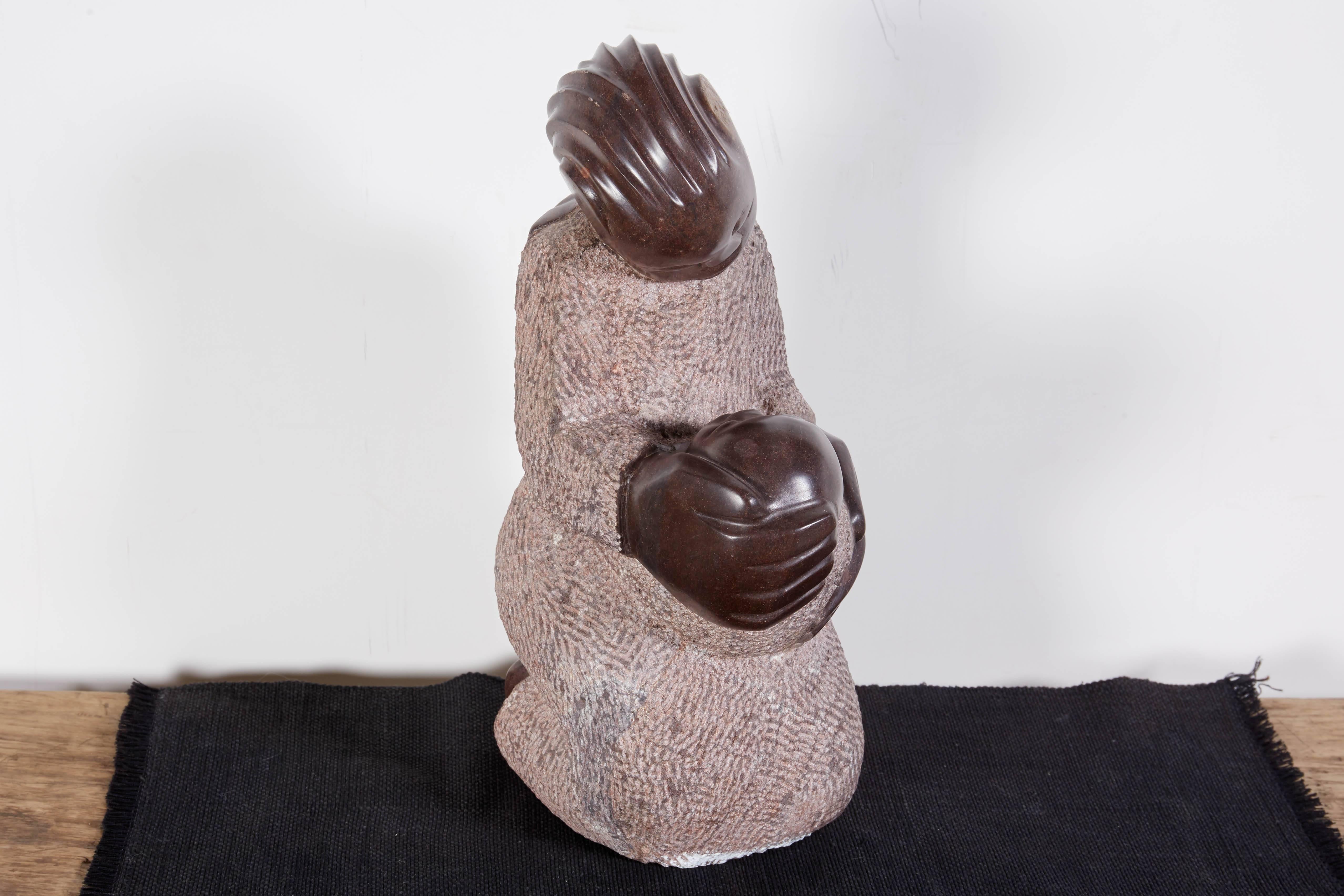 Geschnitzte Shona-Skulptur aus Stein, „Mutter und Kind“ im Zustand „Hervorragend“ in New York, NY