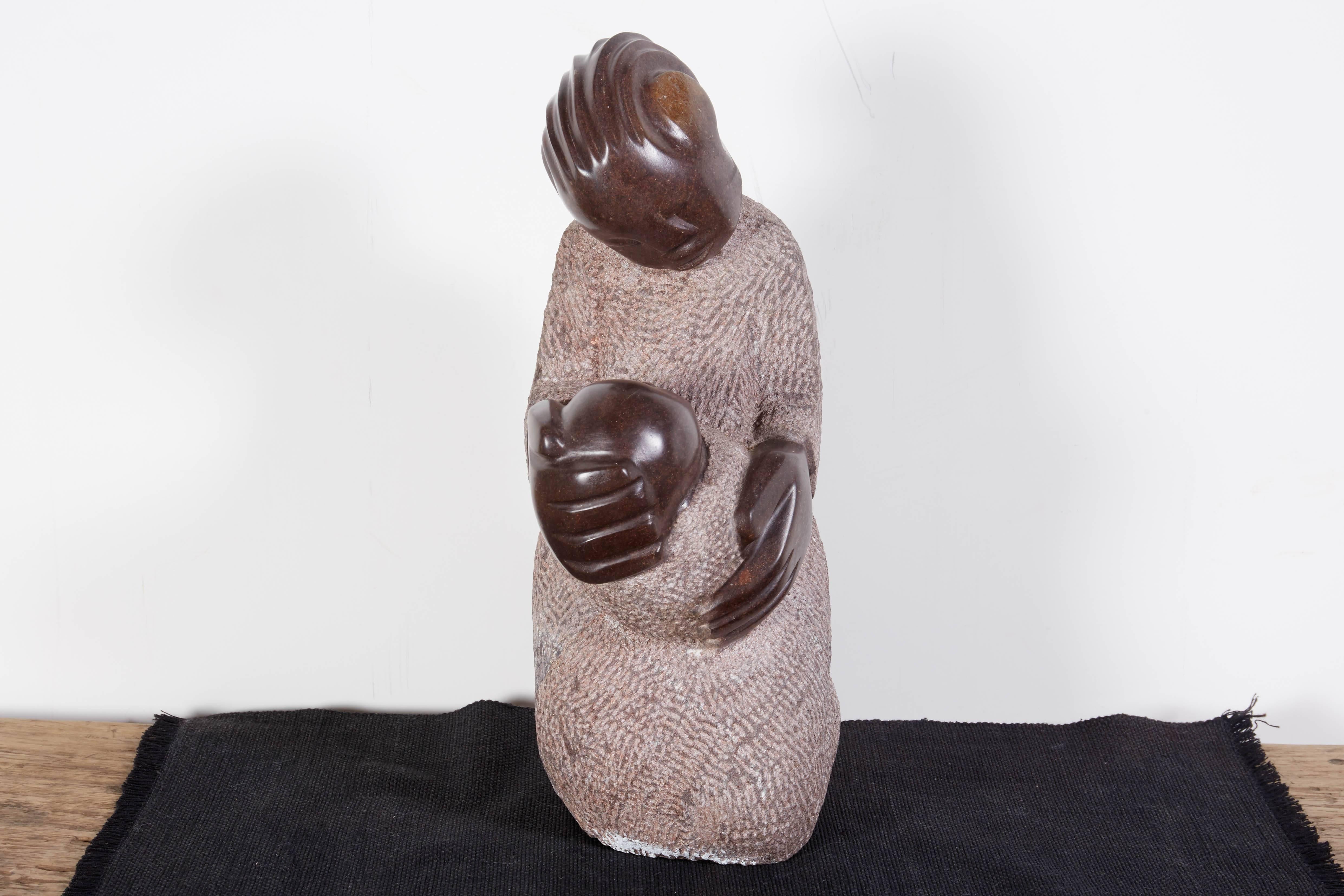 20ième siècle Sculpture Shona en pierre sculptée, « Mère et enfant » en vente