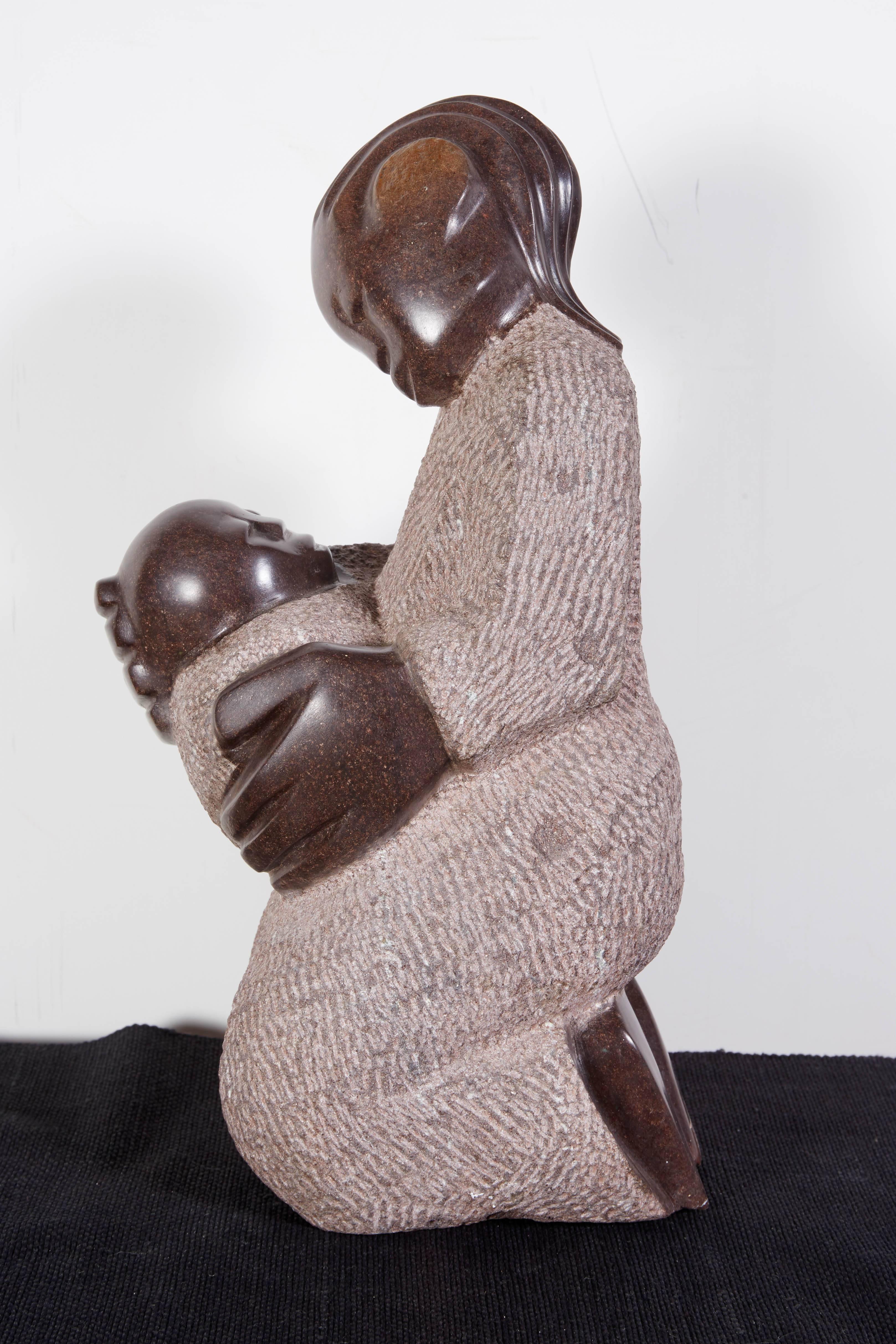 Geschnitzte Shona-Skulptur aus Stein, „Mutter und Kind“ im Angebot 2